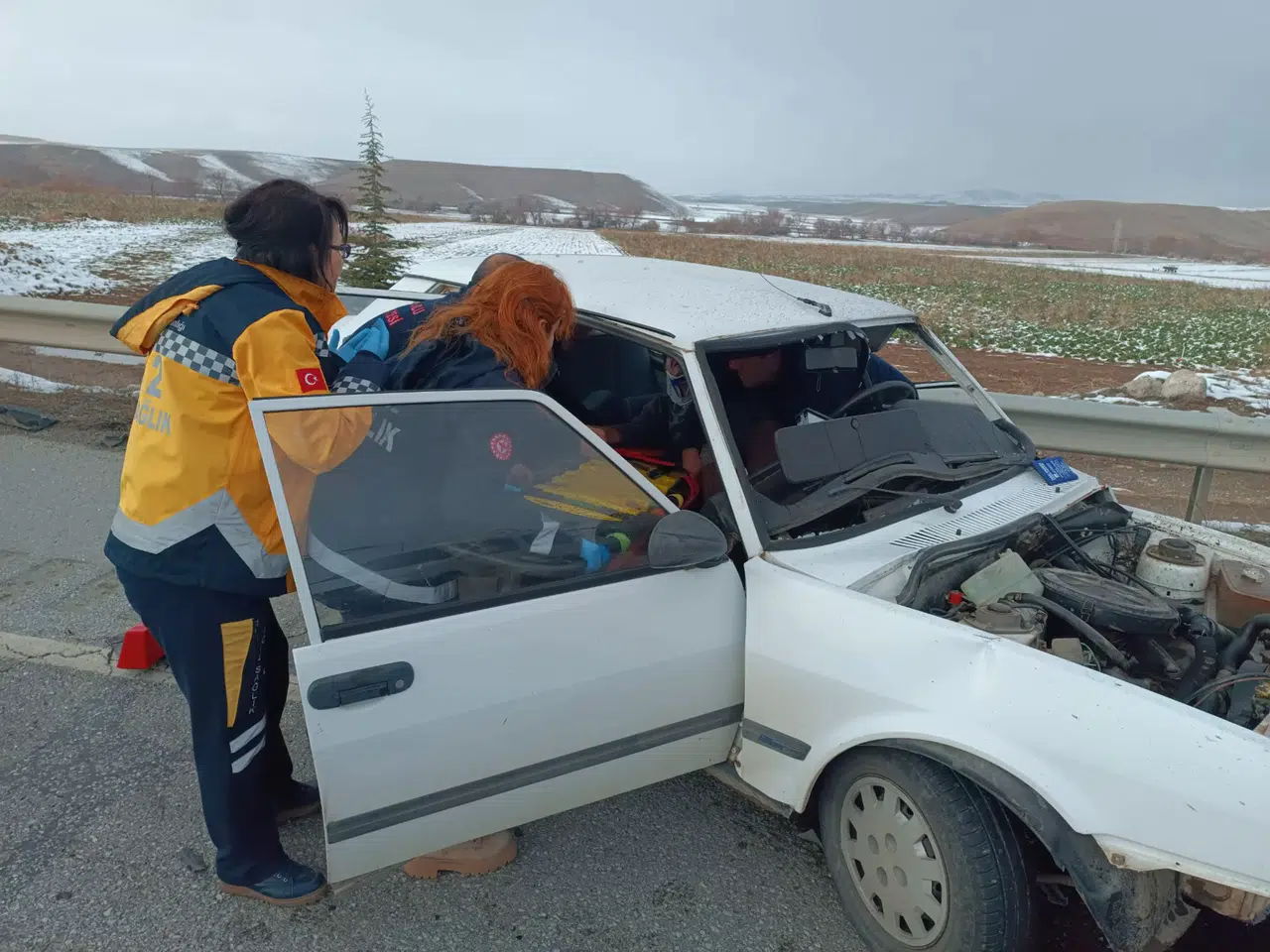 İki Otomobil Çarpıştı, Sürücüler Yaralandı