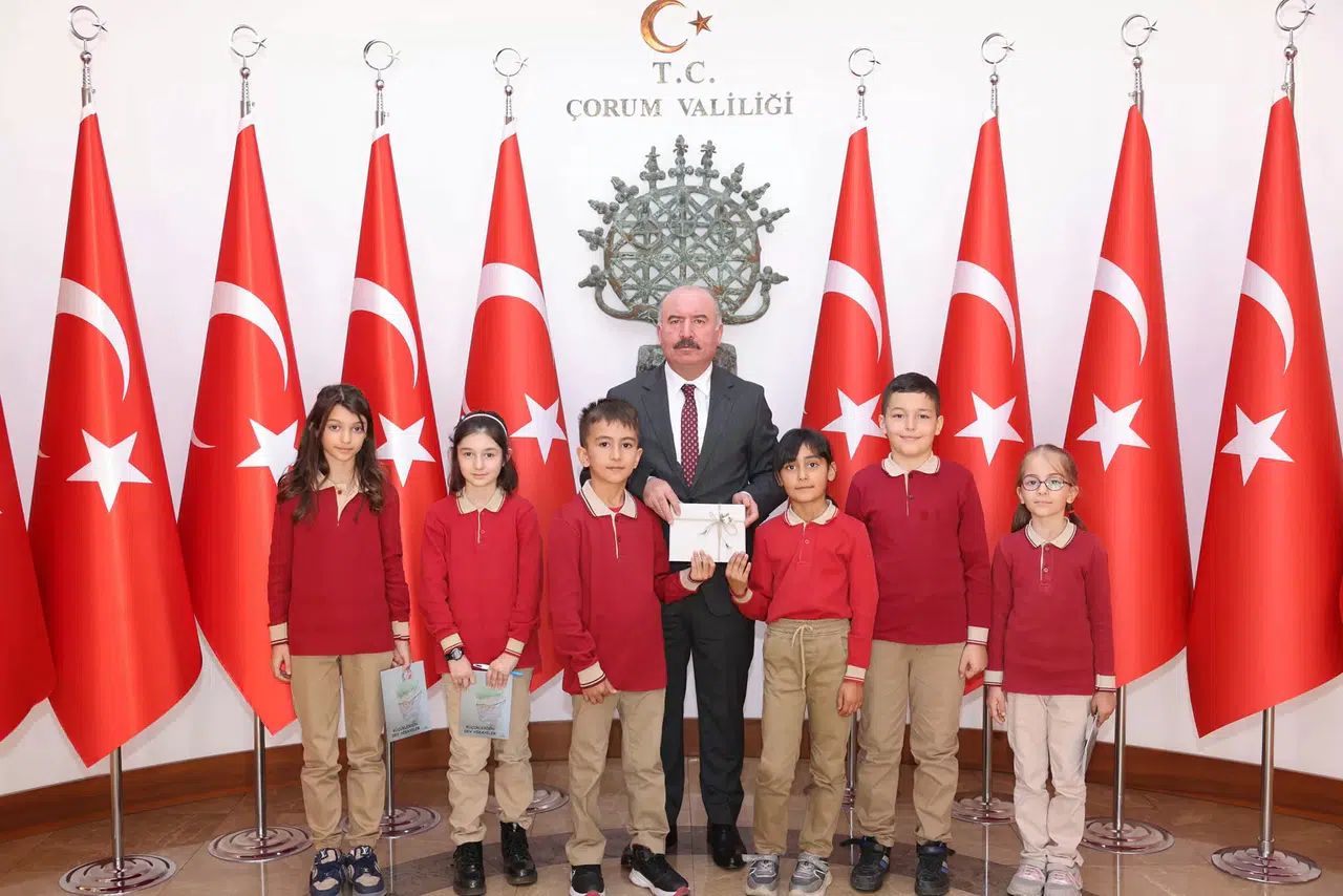 Minikler, Yazdıkları Kitapları Vali Çalgan’a Hediye Etti