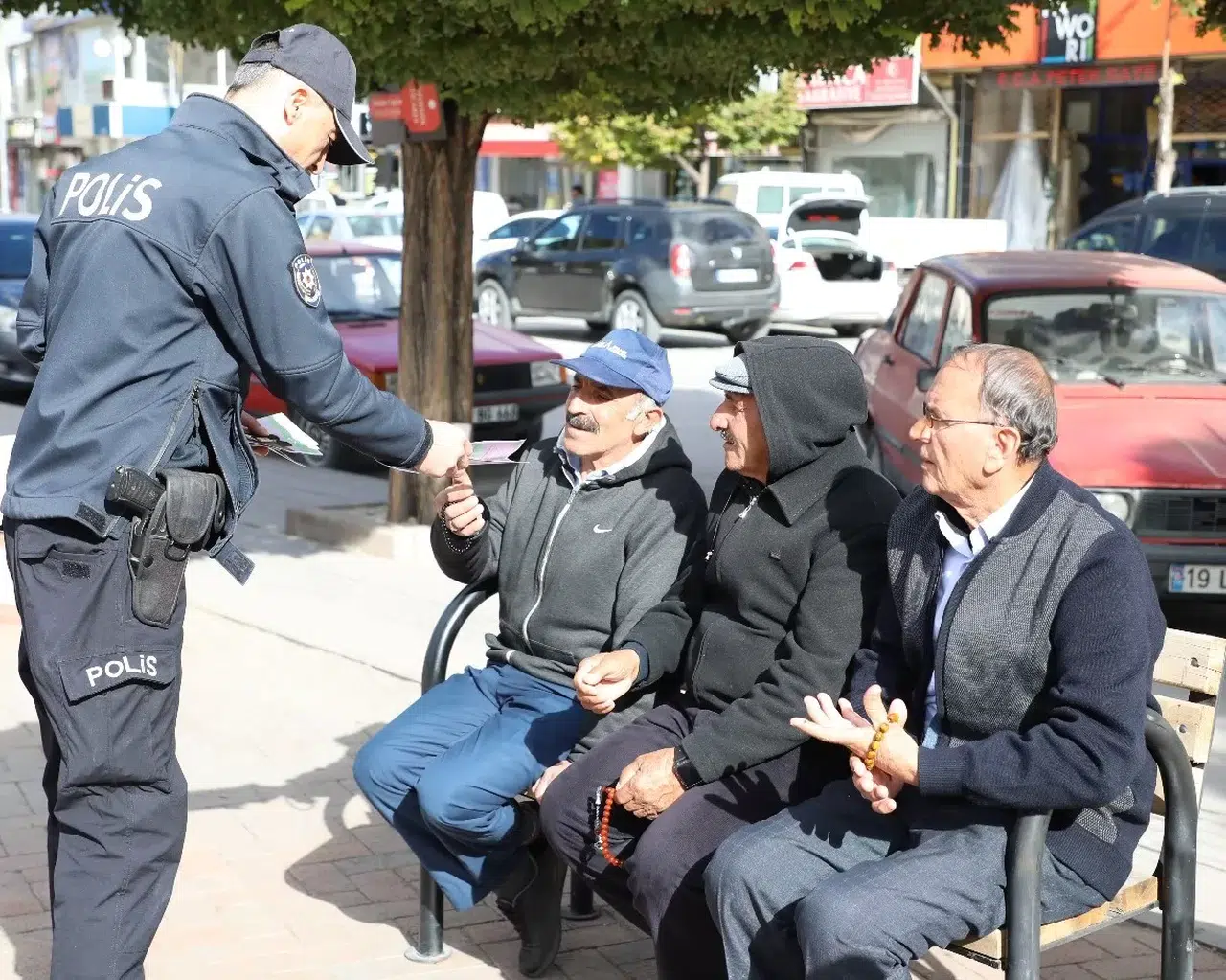 Polis, Aileleri ve Gençleri Madde Bağımlılığıyla İlgili Bilgilendiriyor