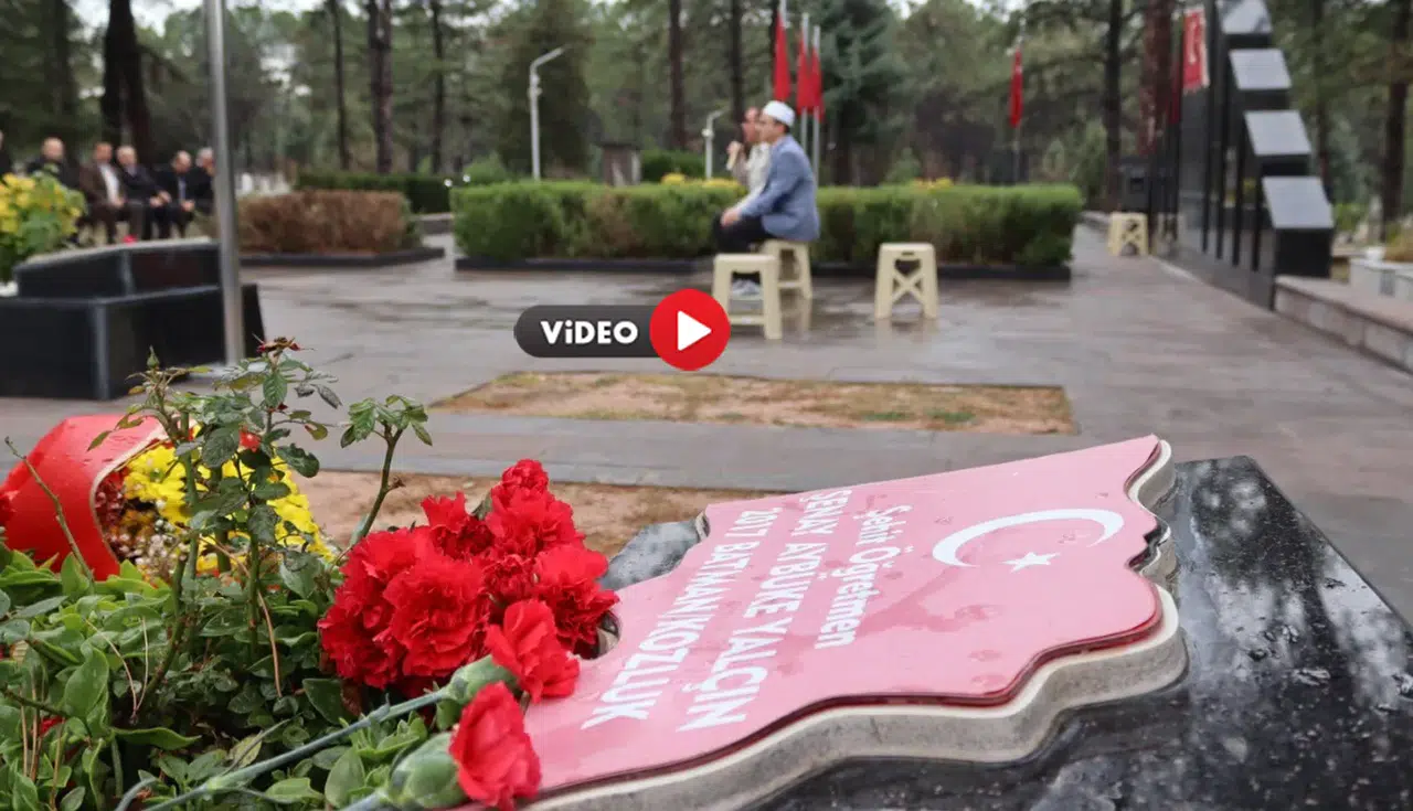 Şehit Öğretmen Kabri Başında Dualarla Anıldı