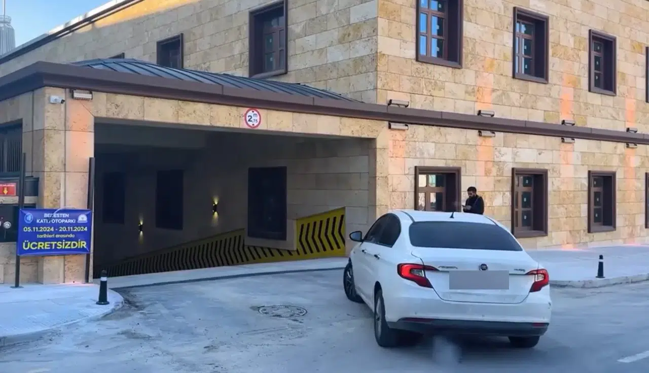Sürücüler Dikkat, Caddedeki Bu Otopark Ücretsiz Oldu!