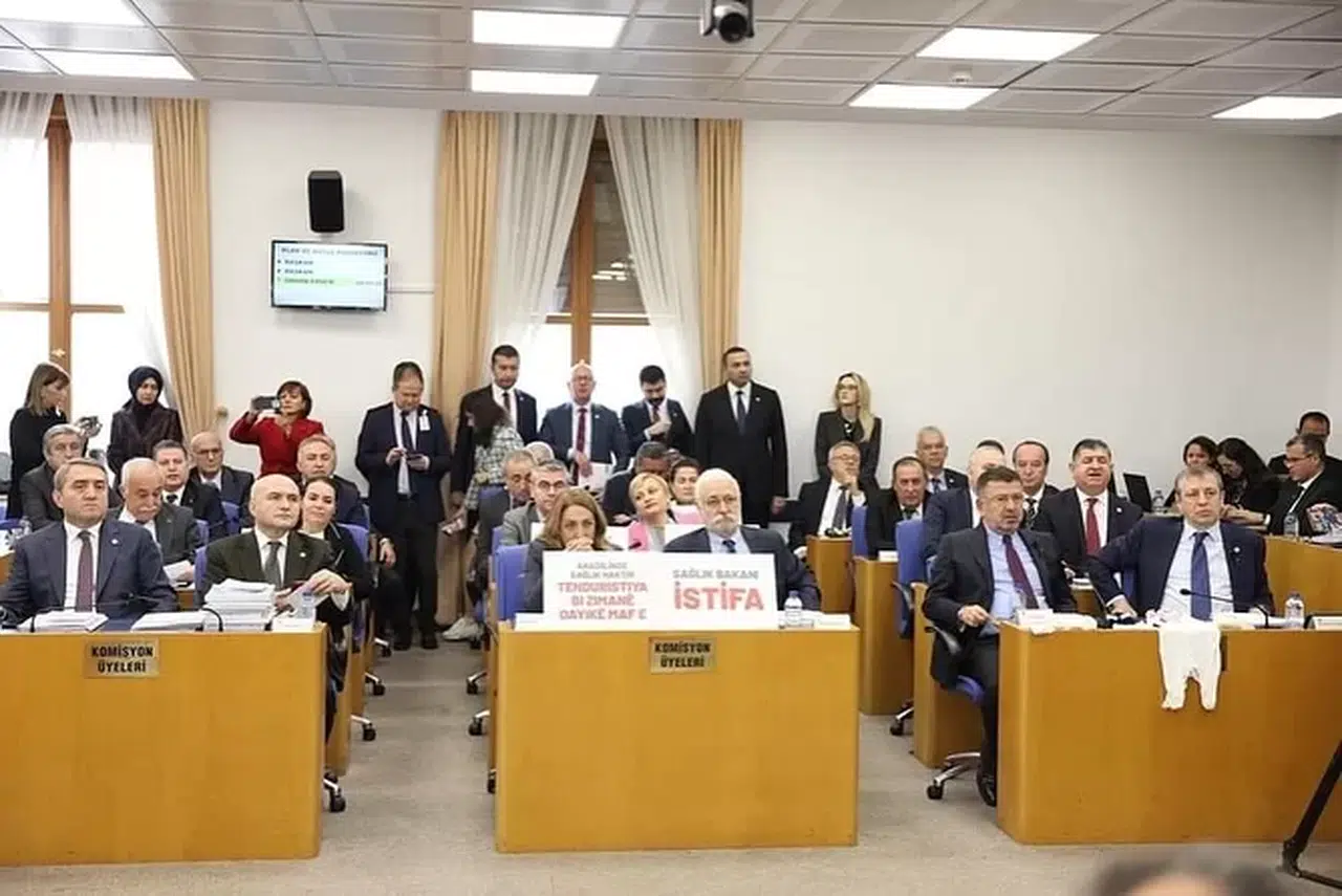 Tahtasız Komisyonu Terk Etti
