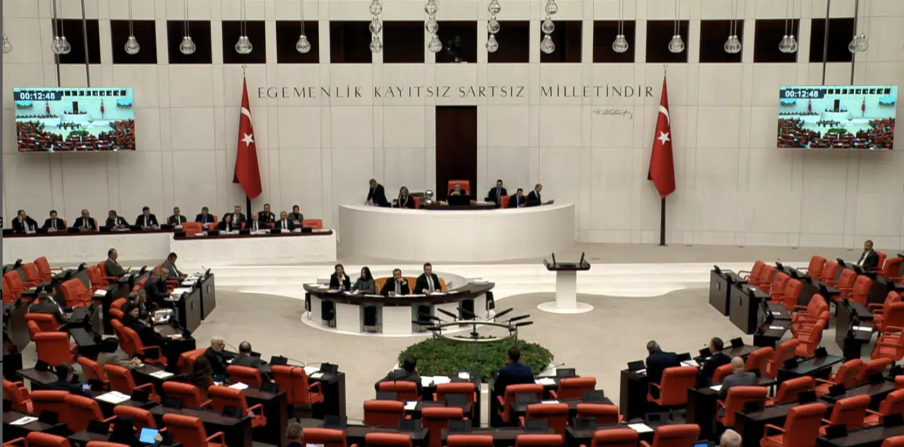 Tahtasız Sordu, Soylu Cevapladı