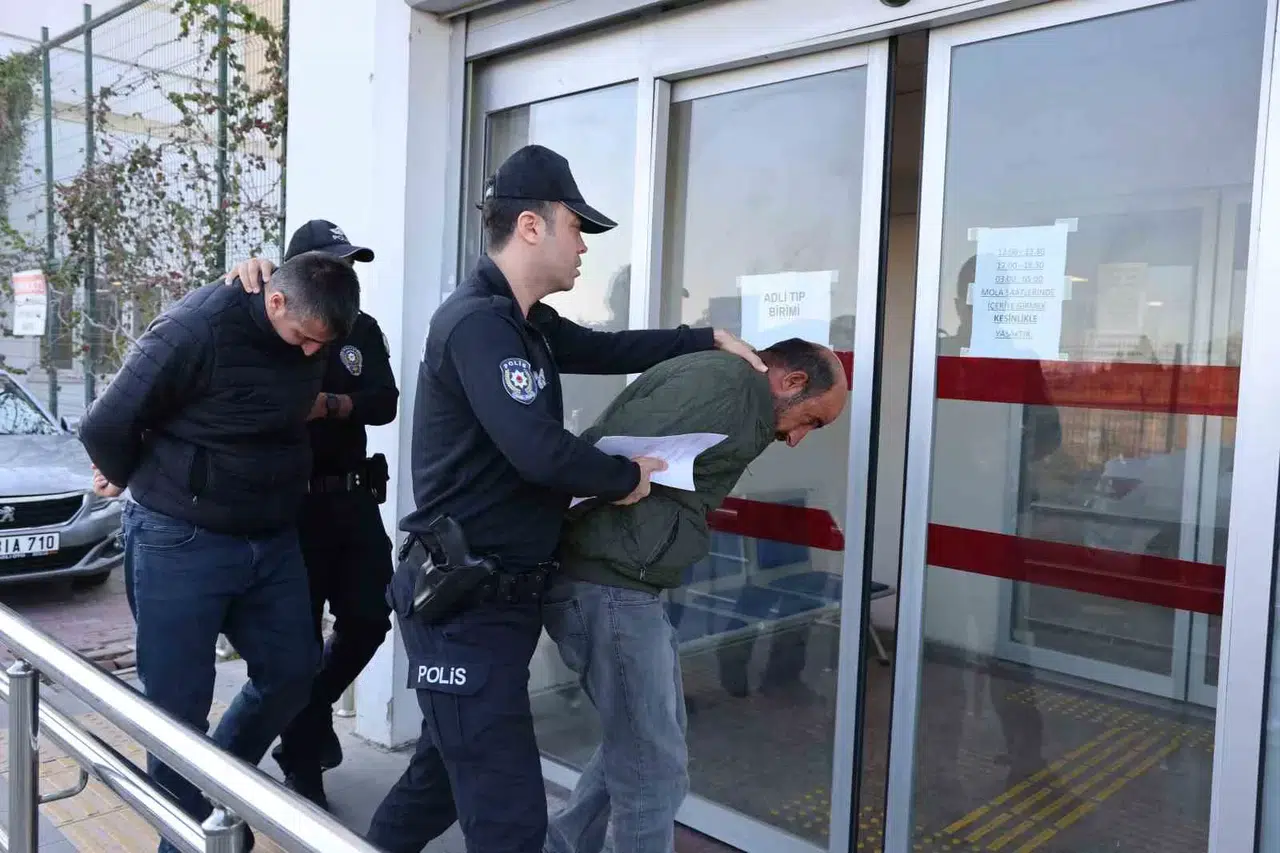 Adana’da Yolcu Sırası Hengamesinde Taksi Sürücüsü Dehşet Saçtı: 3 Yaralı