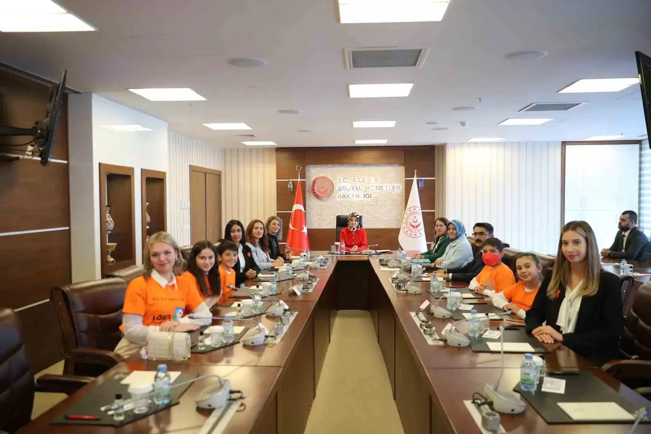 Aile ve Sosyal Hizmetler Bakanı Göktaş, Tedavi Sonrası Kanseri Yenen Çocuklarla Bir Ortaya Geldi