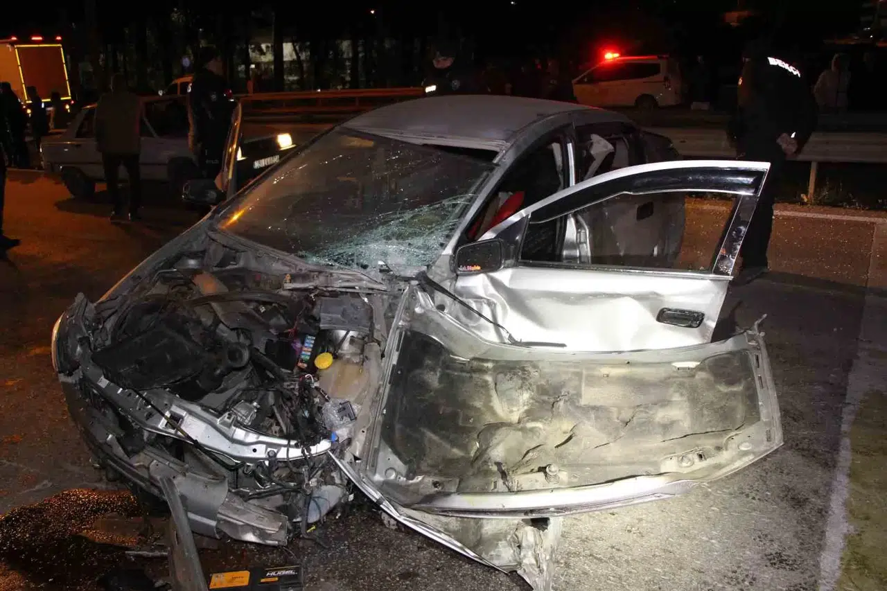 Amasya’da Denetimden Çıkan Araba Duvara Çarptı: 3 Yaralı