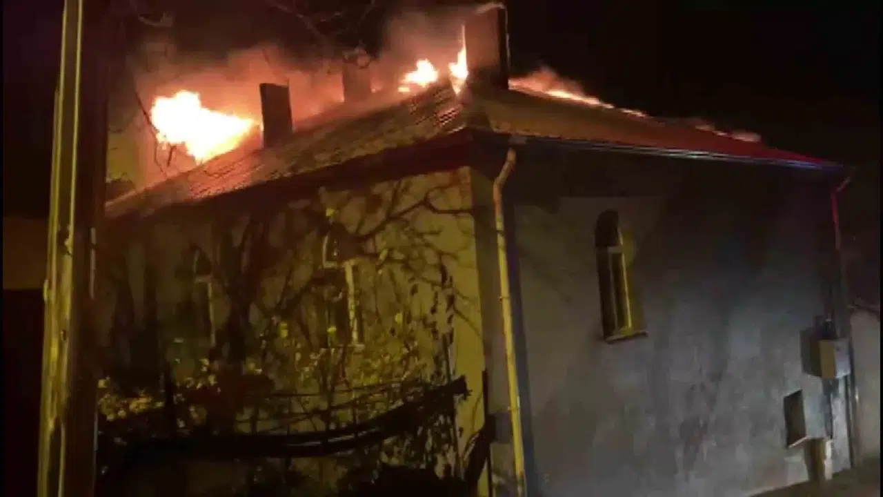 Amasya’yı Fırtına Vurdu: Devrilen Ağacın Kollarını Vatandaş Kesti