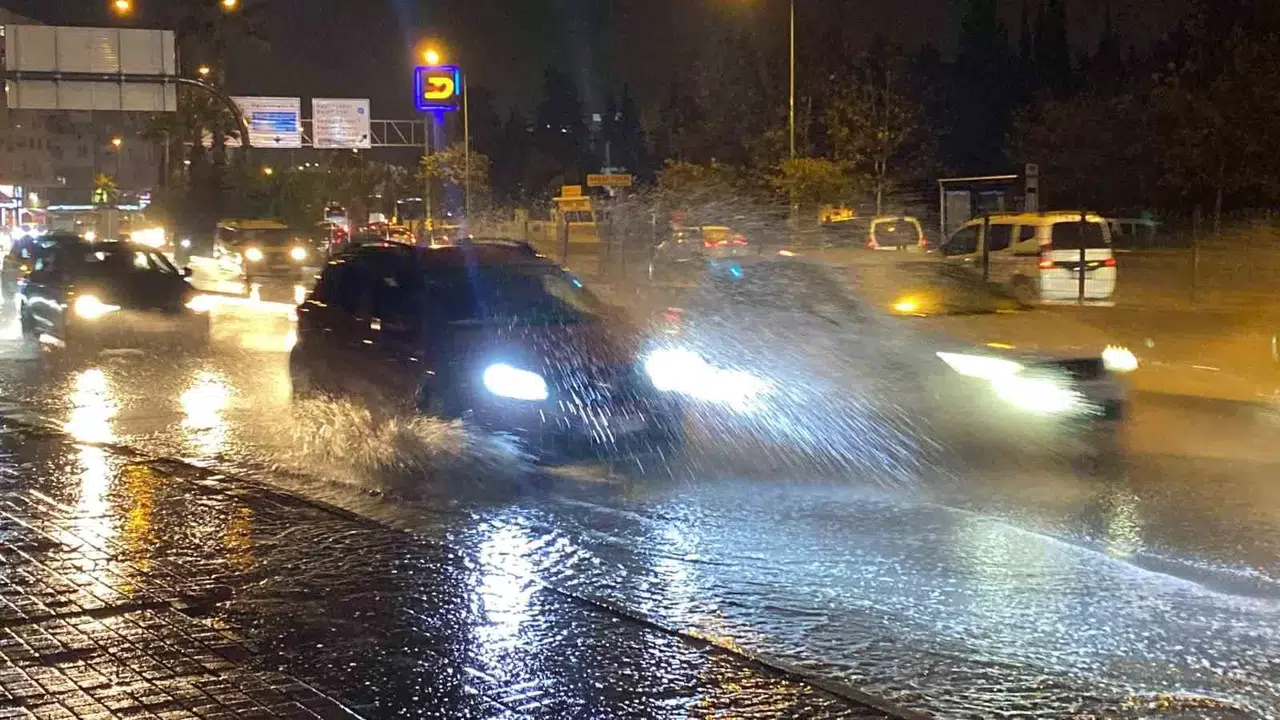 Antalya’da Apansız Bastıran Sağanağa Vatandaşlar Hazırlıksız Yakalandı