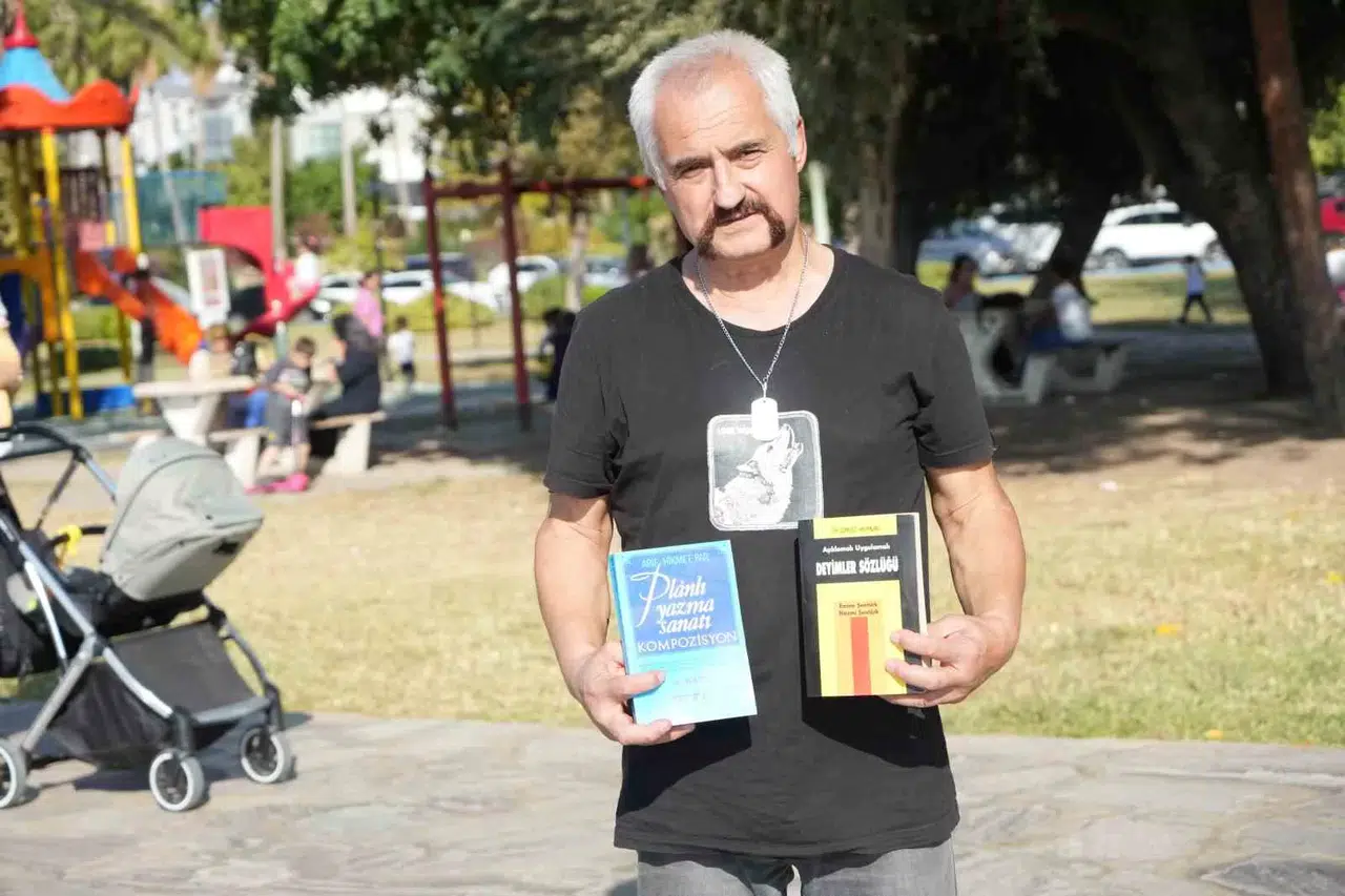 Arabasını Kütüphaneye Çeviren Emekli Öğretmen 8 Yılda 100 Bini Aşkın Fiyatsız Kitap Dağıttı