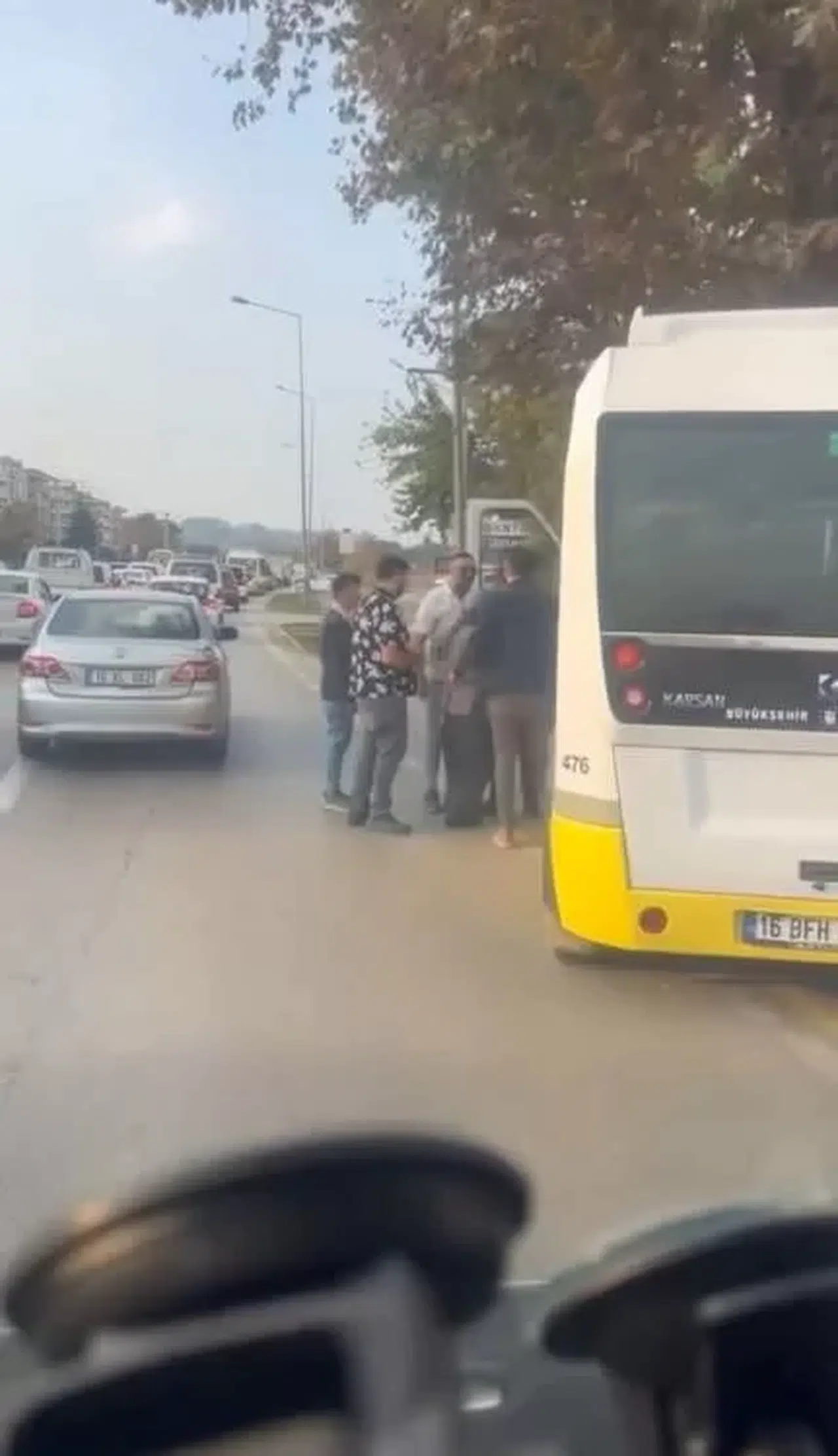 Aracını Otobüs Durağına Çekti, Kendisini Uyaran Sürücüye Silah Çekti