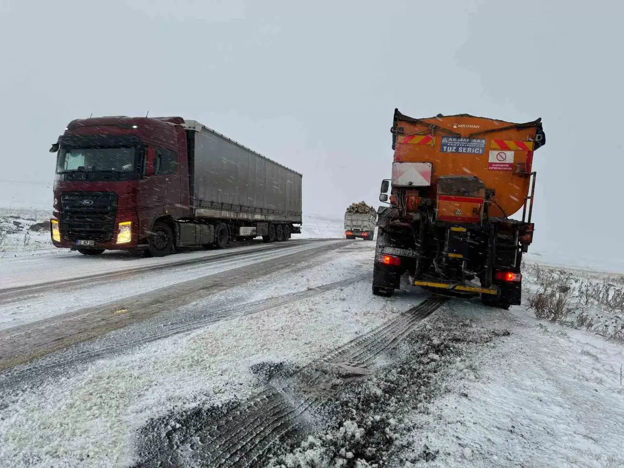 Ardahan’da Çok Sayıda Araç Buzlanma Nedeniyle Yolda Kaldı