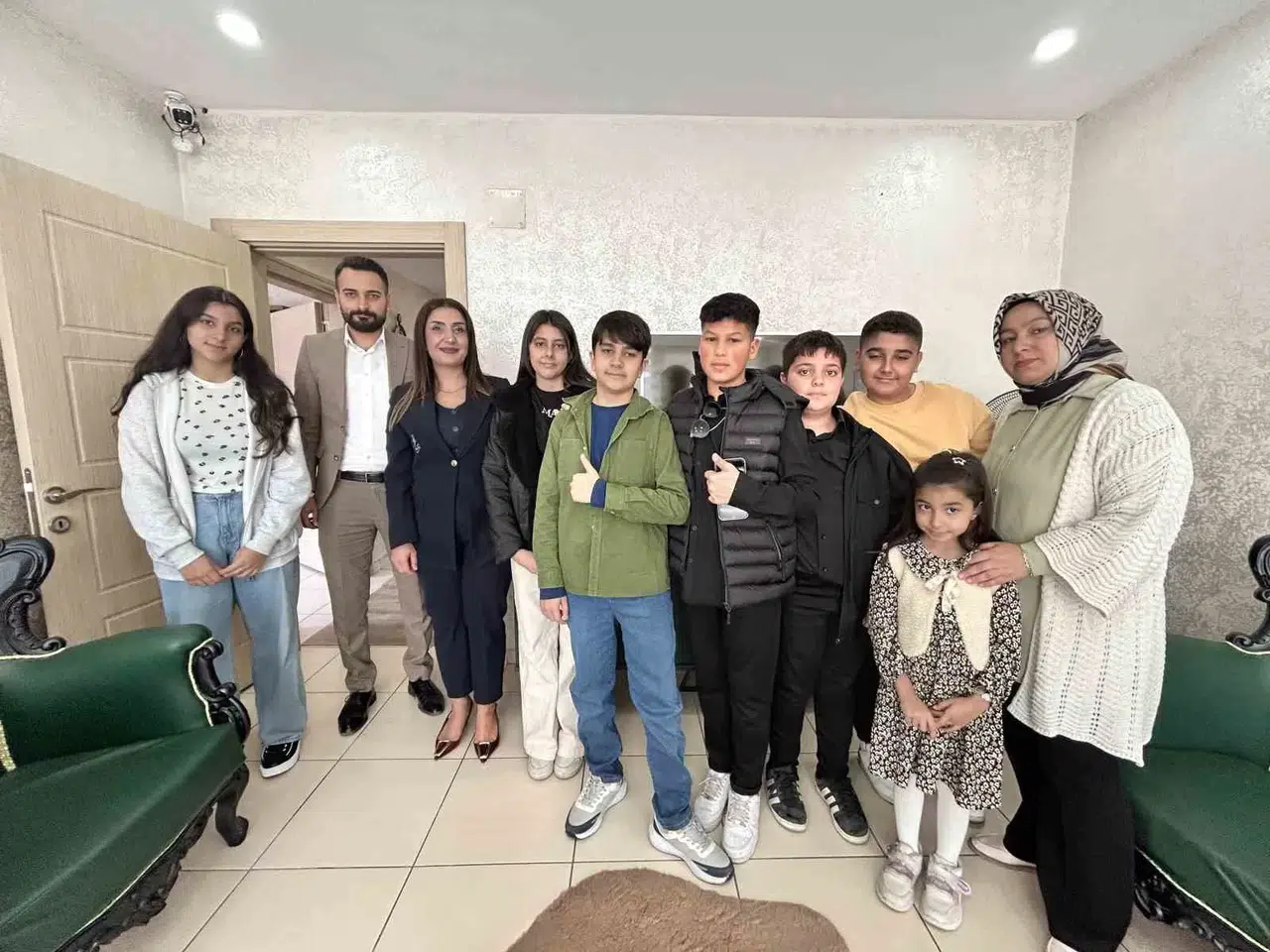 Armağan Kabul Etmeyen Öğretmenlerin İsmine Afrika’daki Çocuklara Çikolata Dağıttılar