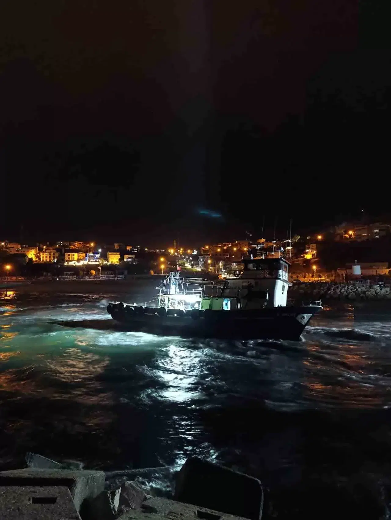 Arnavutköy’de Balıkçı Teknesi Karaya Oturdu