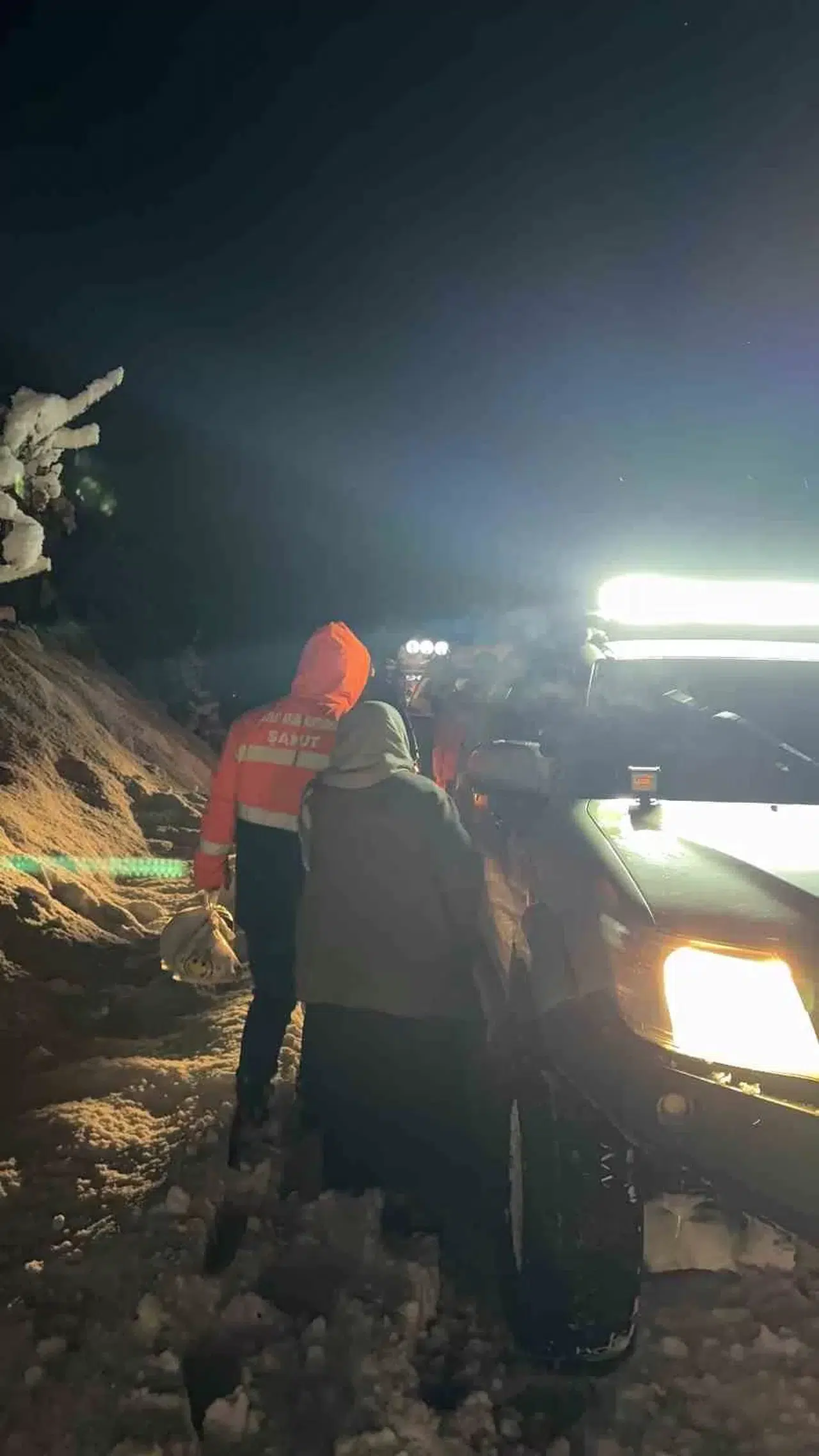 Artvin’de İçerisinde Hasta Olan Köy Servisi Kara Saplandı, Yardımına Gruplar Yetişti