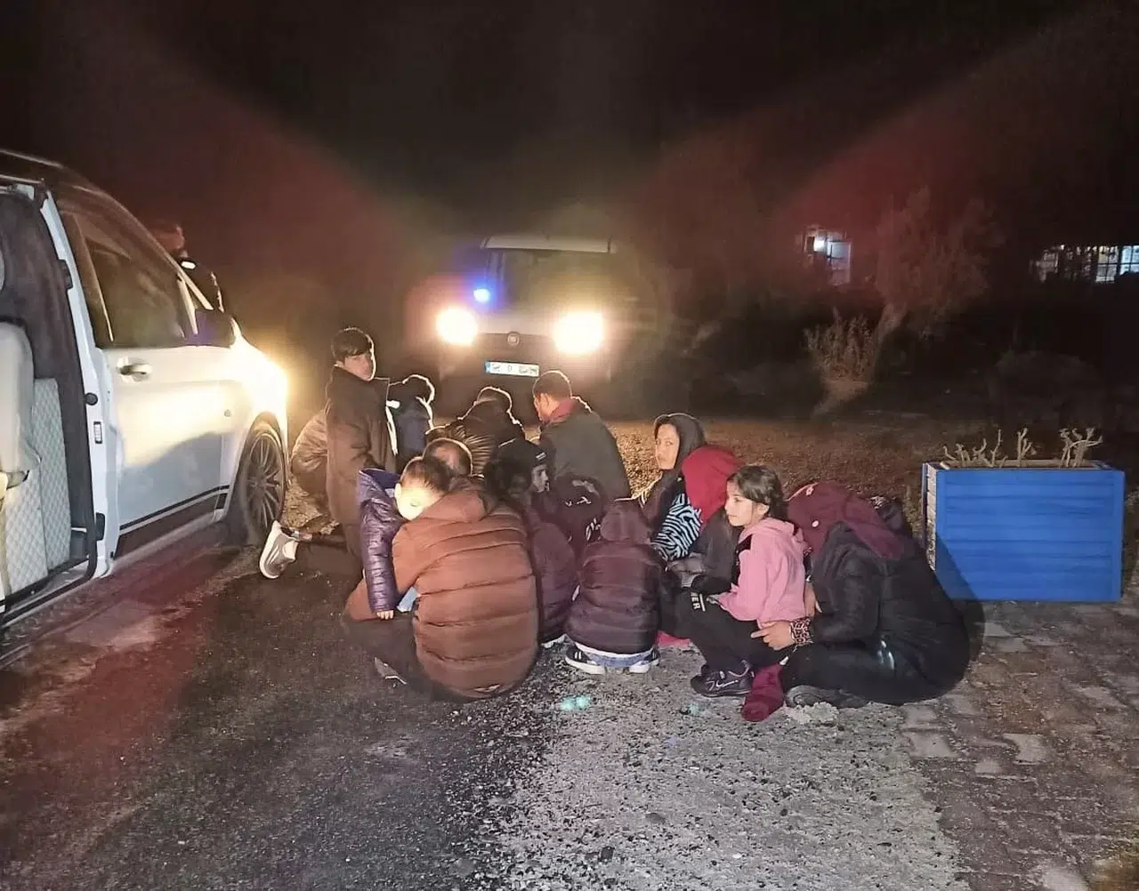 Ayvacık’ta 64 Kaçak Göçmen ile 3 Göçmen Kaçakçısı Şüphelisi Yakalandı