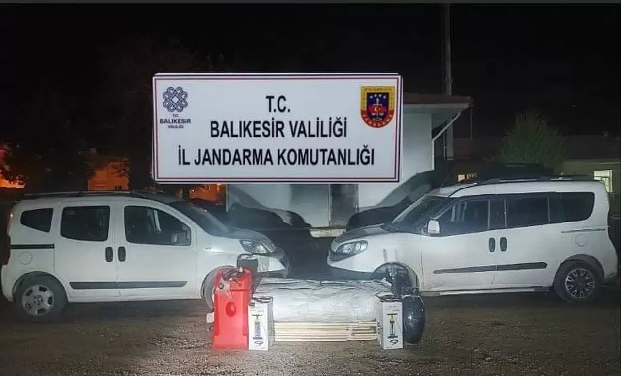 Ayvalık’ta Jandarma 3 İnsan Kaçakçısı, 1 Sistemsiz Göçmen Yakaladı