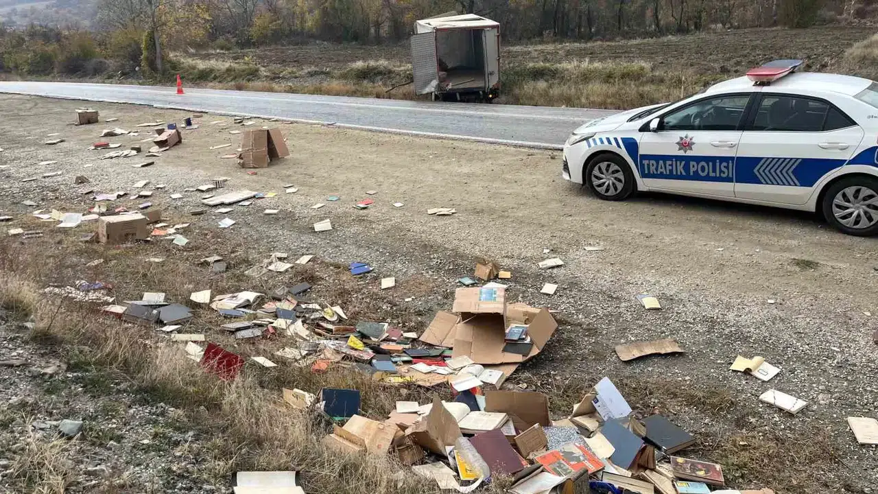 Bakanlığa İlişkin Kamyon Kaza Yaptı, Kitaplar Etrafa Saçıldı: 1 Yaralı