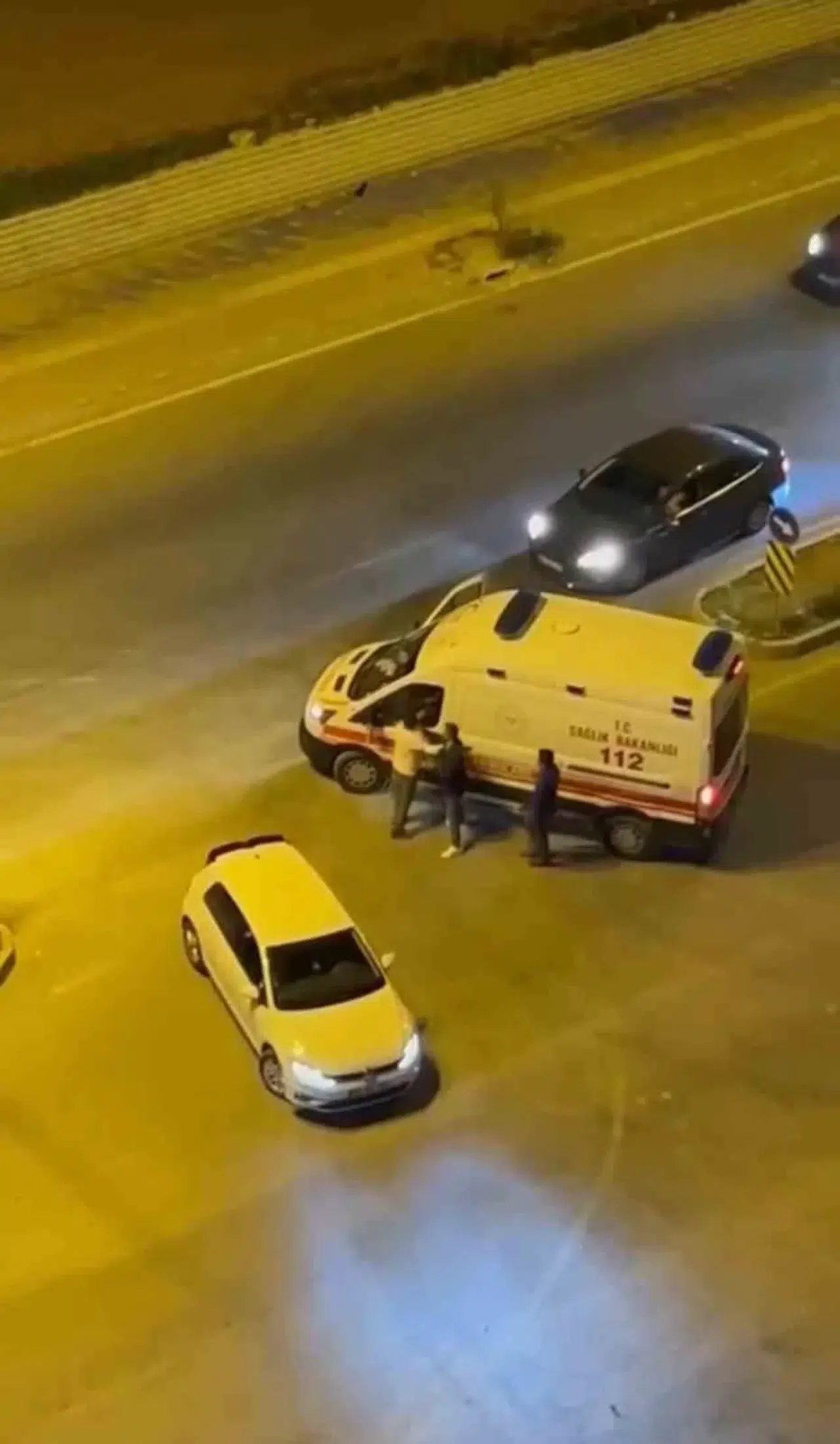 "Beni Tanıyor Musun?" Diyerek Ambulansın Camını Yumrukladı, O Anlar Kamerada