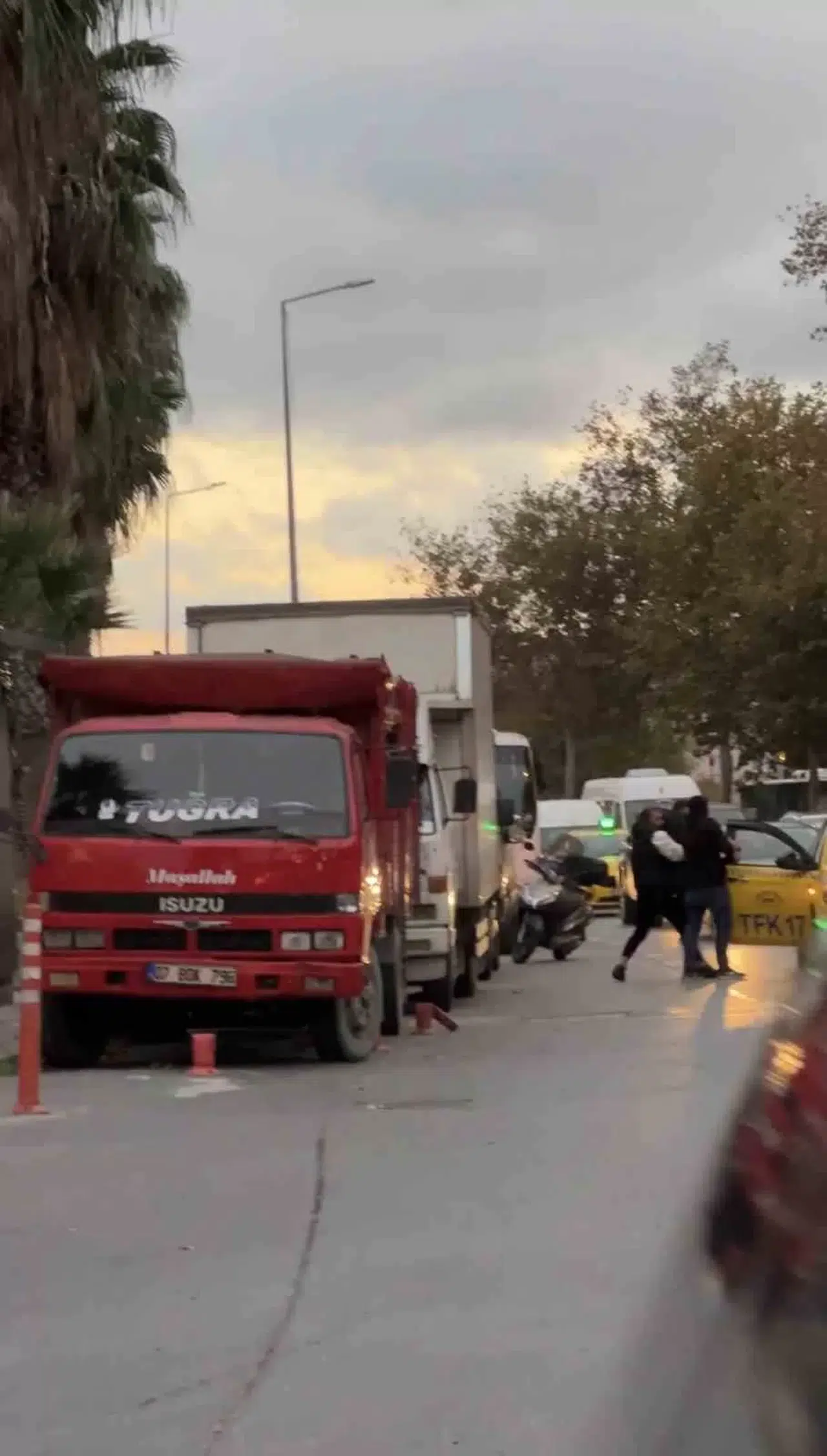 Beyoğlu’nda Taksi Durmayınca Çılgına Döndü, Aracın Aynasını Kırdı