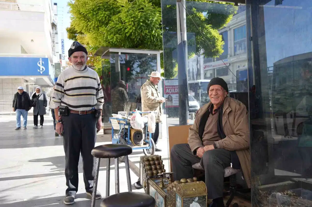 Birebir Sokakta 68 Yıldır Ayakkabı Boyayarak Geçiniyor