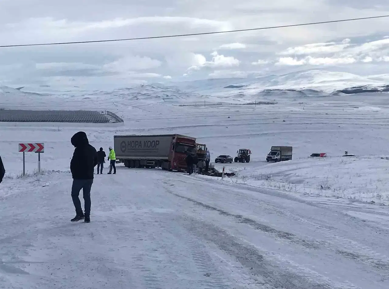 Buzlanma Yüzünden Kayan Tır Yolu Trafiğe Kapattı