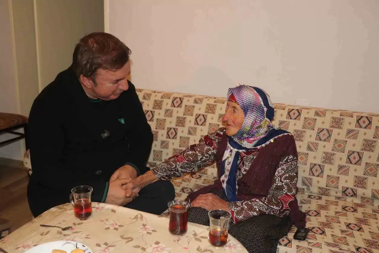 Çalışma Azmiyle Türkiye’ye Örnek Olan 79 Yaşındaki ’Dilber Anne’yi Vali Aydoğdu Konutunda Ziyaret Etti