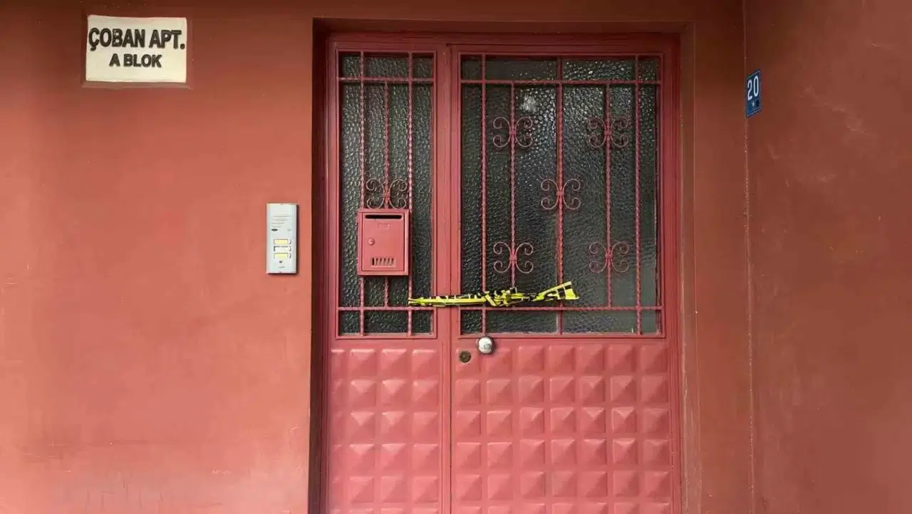 Cinnet Geçiren Genç Annesini Öldürdü