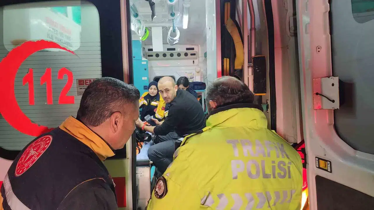 Denetimden Çıkan Araba Su Kanalına Devrildi: 4 Yaralı