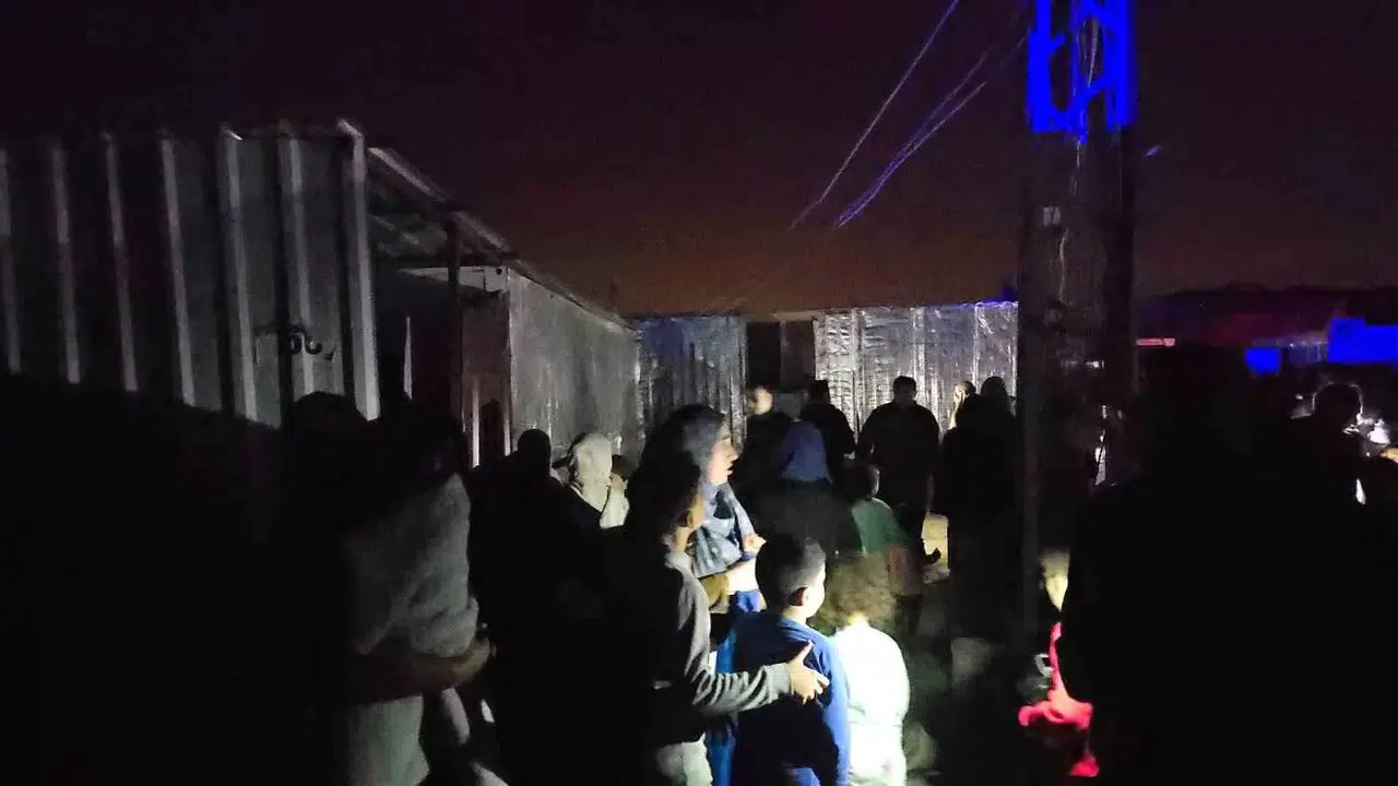 Depremzedeleri Korkutan Yangın: 3 Konteyner Alevlere Teslim Oldu