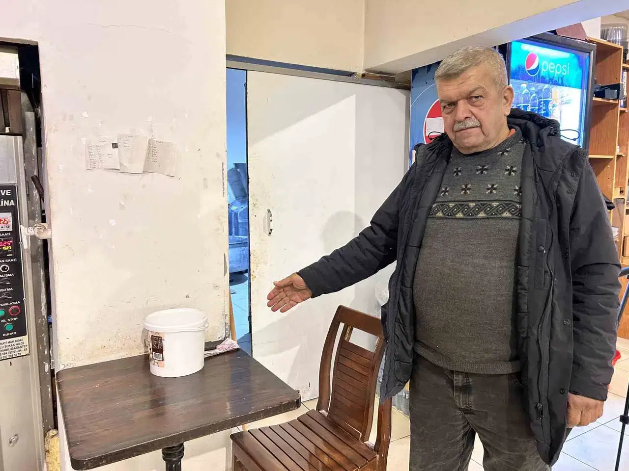 ‘Dışarısı Çok Soğuk, İçeri Geçebilir Miyim’ Diyen Bayan, Esnafın 10 Bin Lirasını ve Cep Telefonunu Çaldı