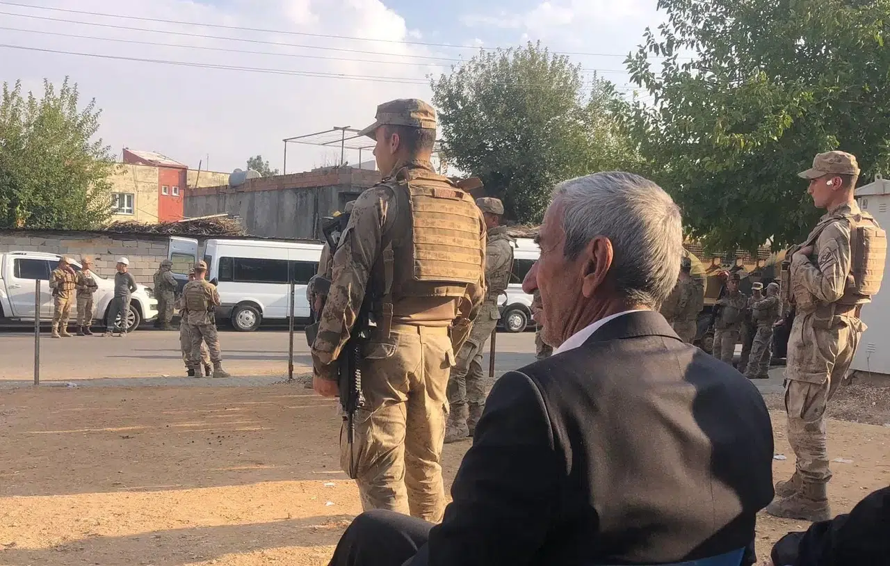 Diyarbakır’da Dicle Elektrik’in, “Direk” Dikme Müsaadesi Vermeyen Vatandaşları Elektriksiz Bıraktığı Savı