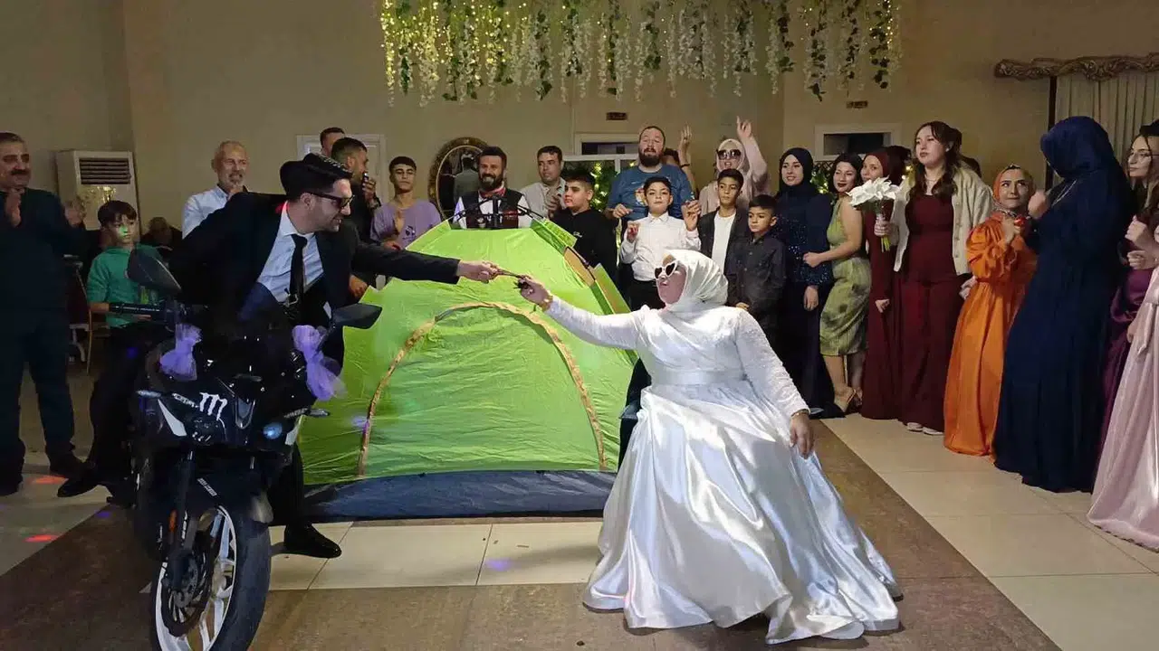 Düğün Salonunu Kamp Alanına Çevirdiler