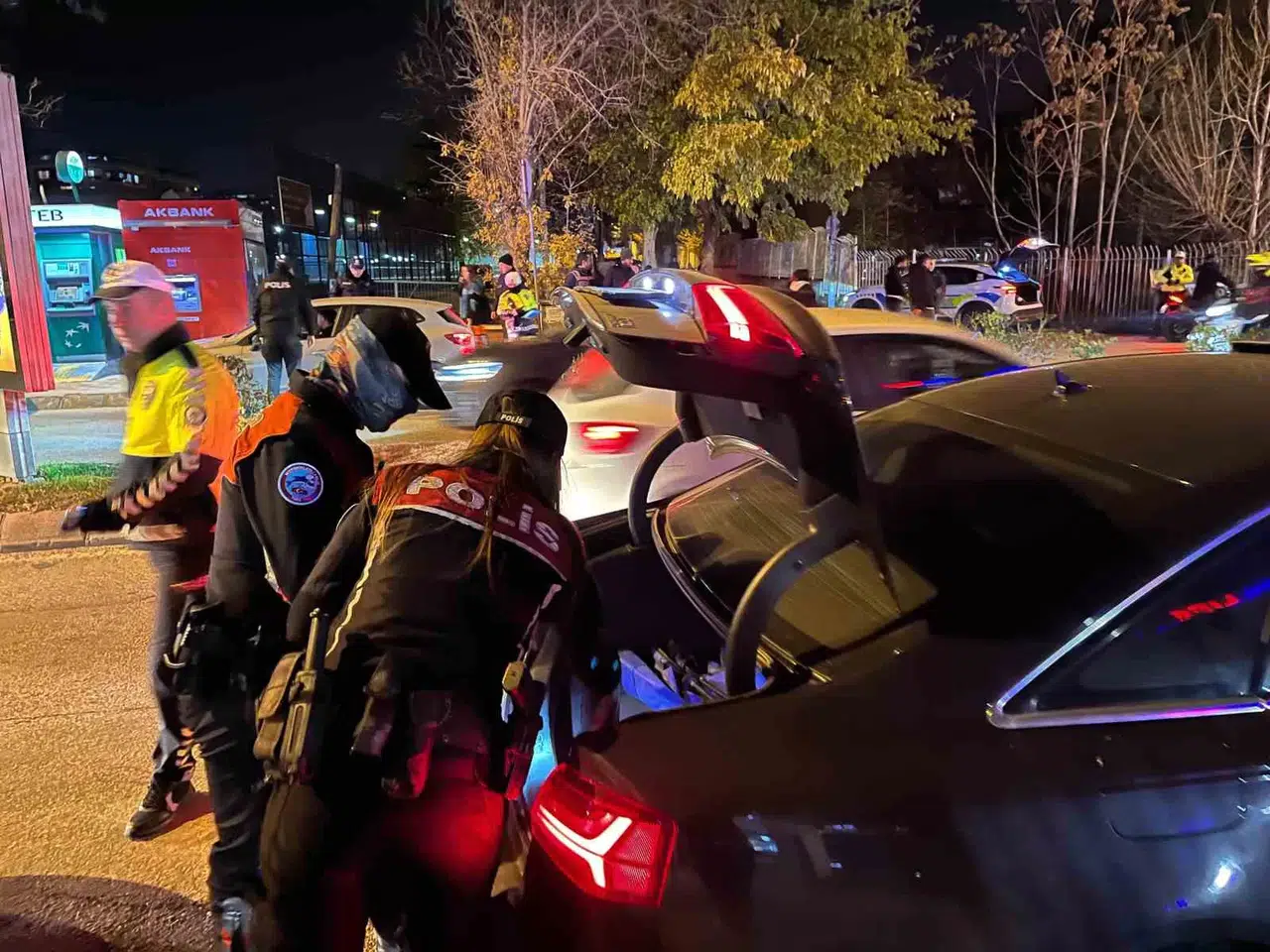Edirne Polisinden ’Şok’ Uygulama: Araçlar Didik Didik Arandı