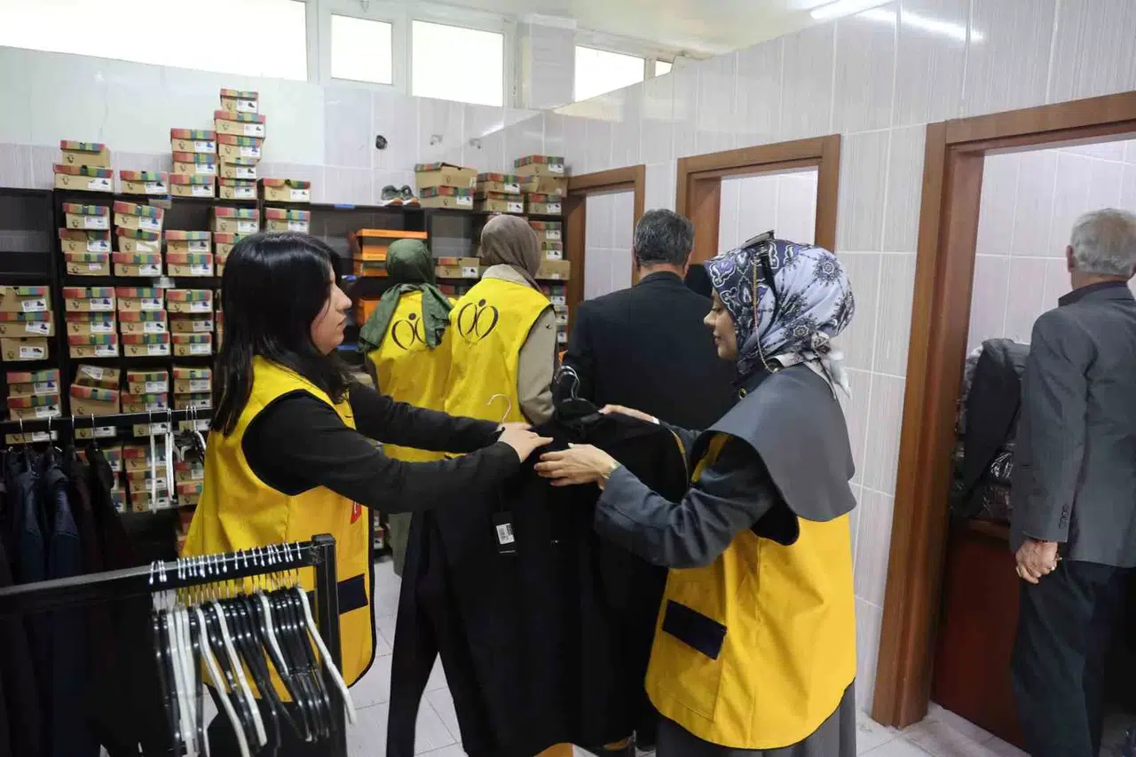 Eğitimcilerin ‘İnci Projesi’ ile 5 Bin 400 Yetim ve Öksüz Öğrencinin Yanı Sıra Gereksinim Sahiplerine Yardım Ulaştırılıyor