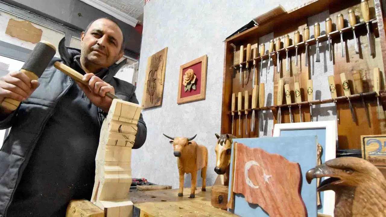 Erzurumlu Ahşap Ustasının Yapıtları Göz Kamaştırıyor