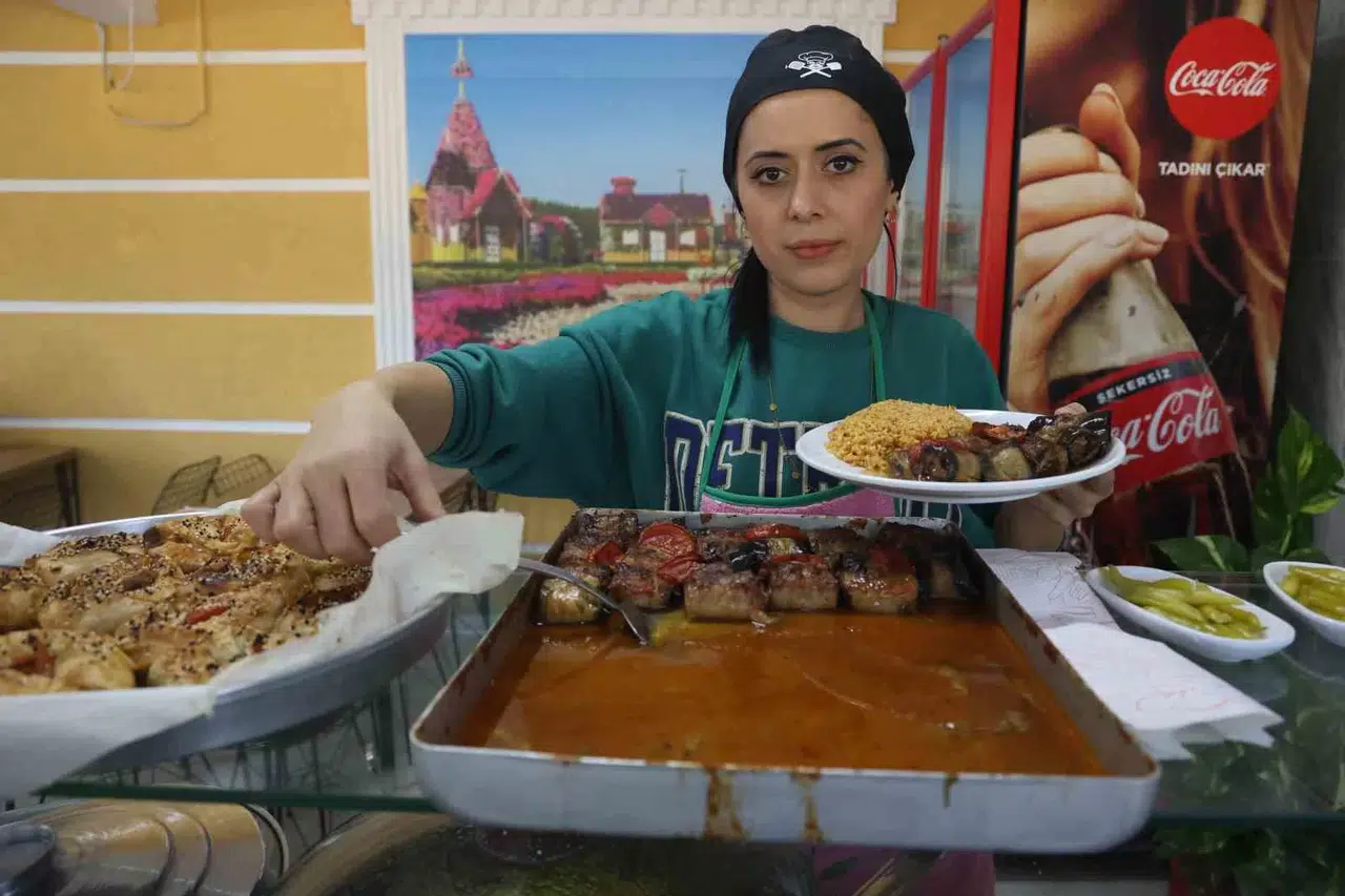 Eşini Zelzelede Kaybeden Annenin Yemek Kazanı Yetim Evlatlarının Geleceği İçin Kaynıyor