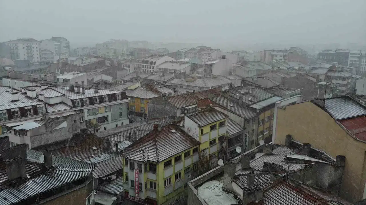 Eskişehir Merkezine Yılın Birinci Karı Düştü, Kent Beyaza Büründü