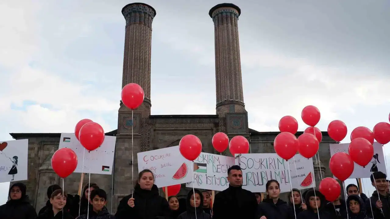Filistinli Çocuklara Dayanak İçin Balon Uçurdular