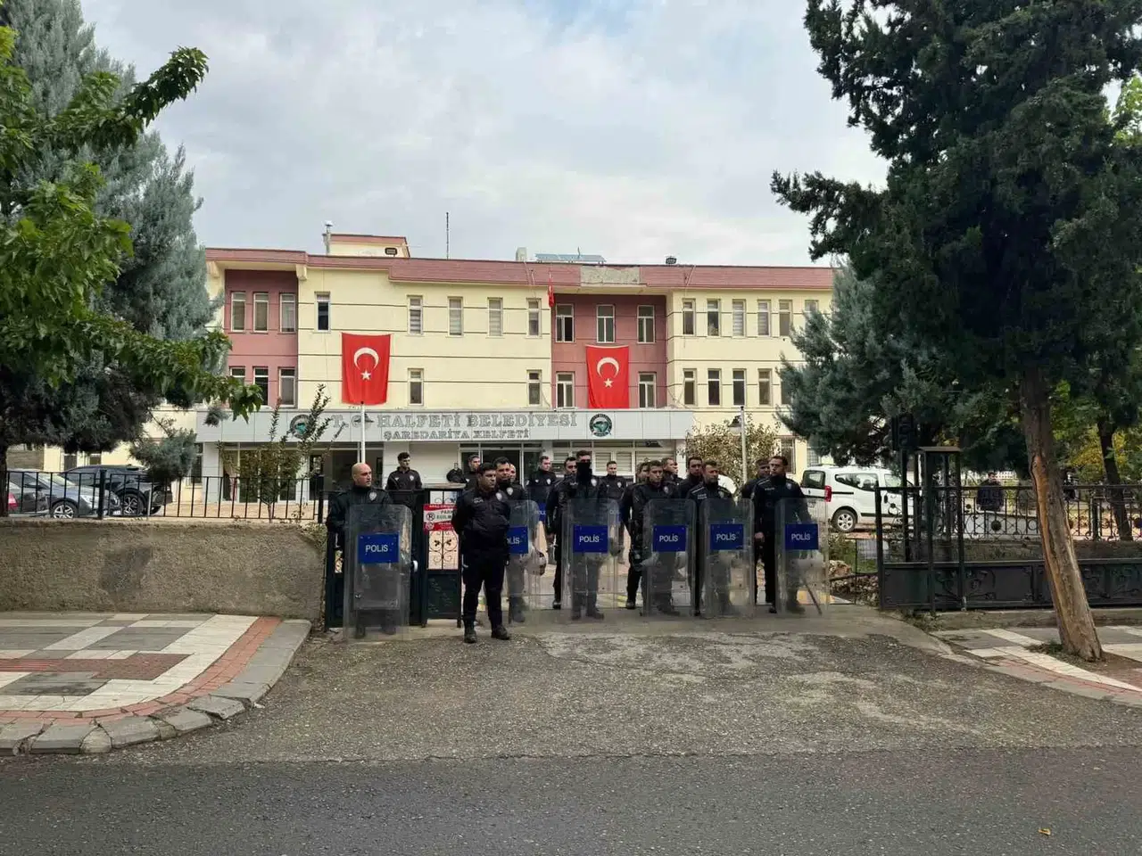 Halfeti Belediyesi Önünde Polislere Taşlı Atakta 10 Tutuklama