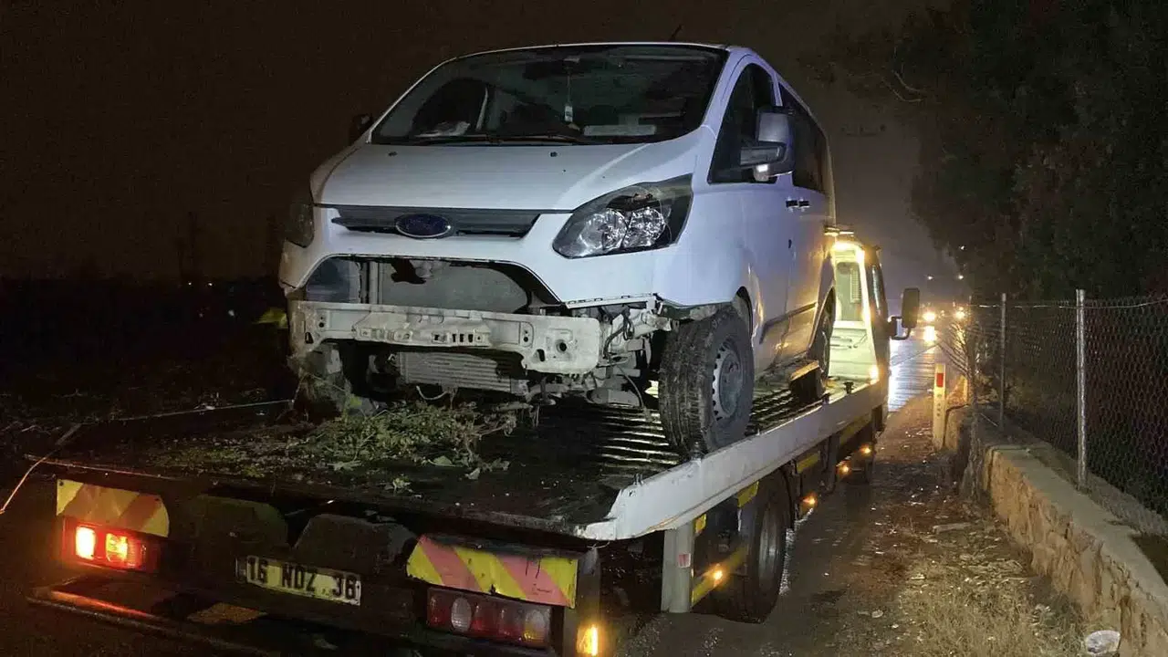 İnegöl’de Denetimden Çıkan Minibüs Dere Yatağına Uçtu