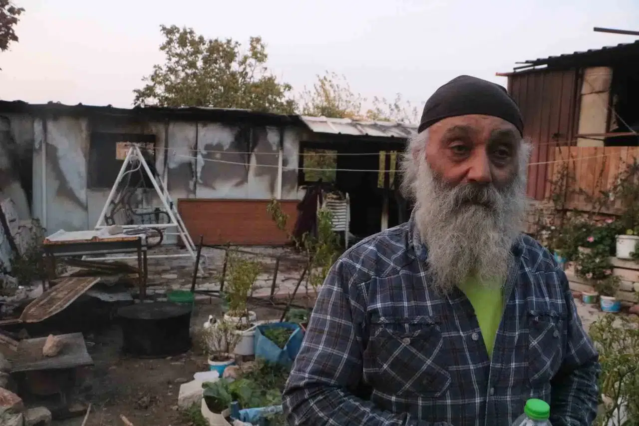 İş Yeri ve Konteyneri Yanan Depremzede Vatandaş Gözyaşlarına Hakim Olamadı