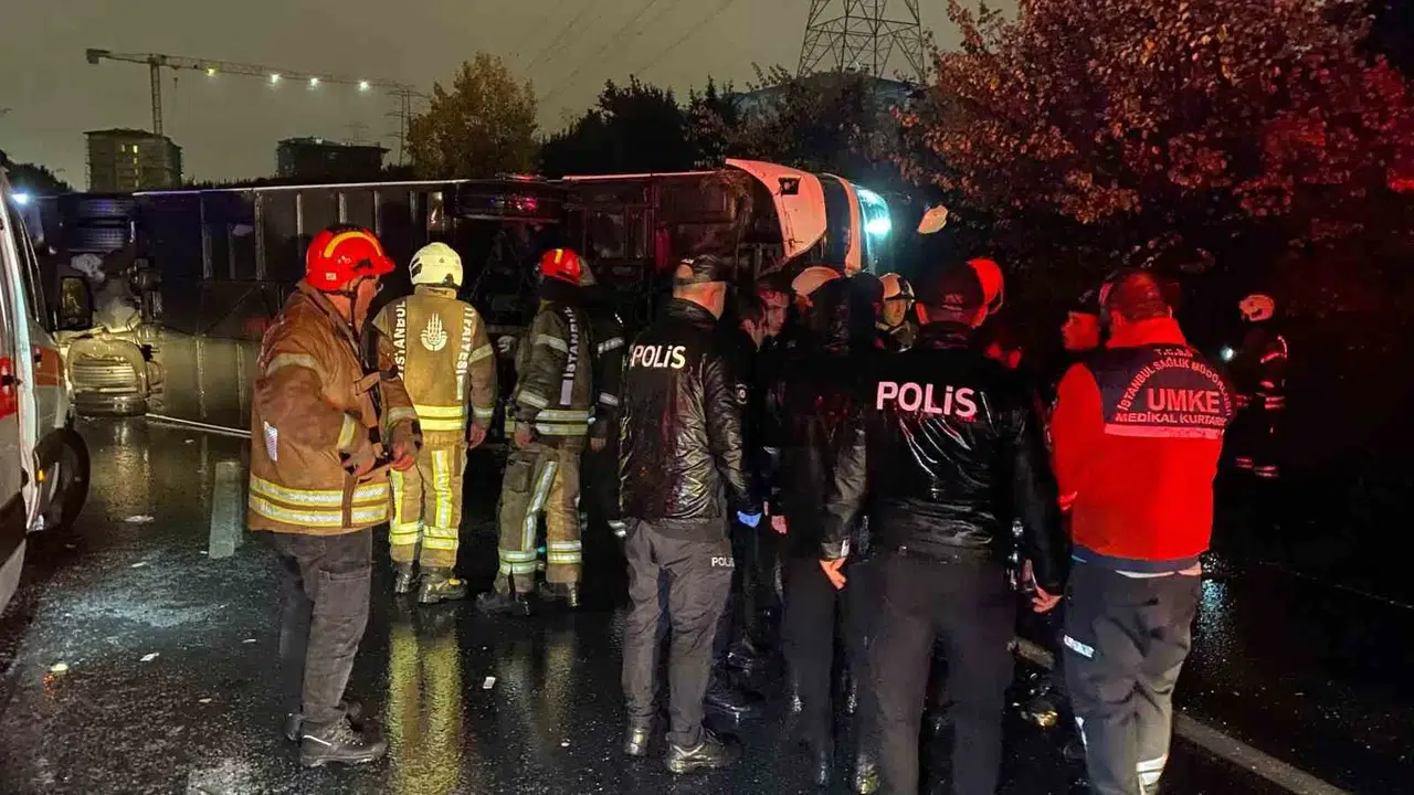 İstanbul Bayrampaşa’da Yolcu Otobüsü Devrildi. Çok Sayıda Yaralı Var