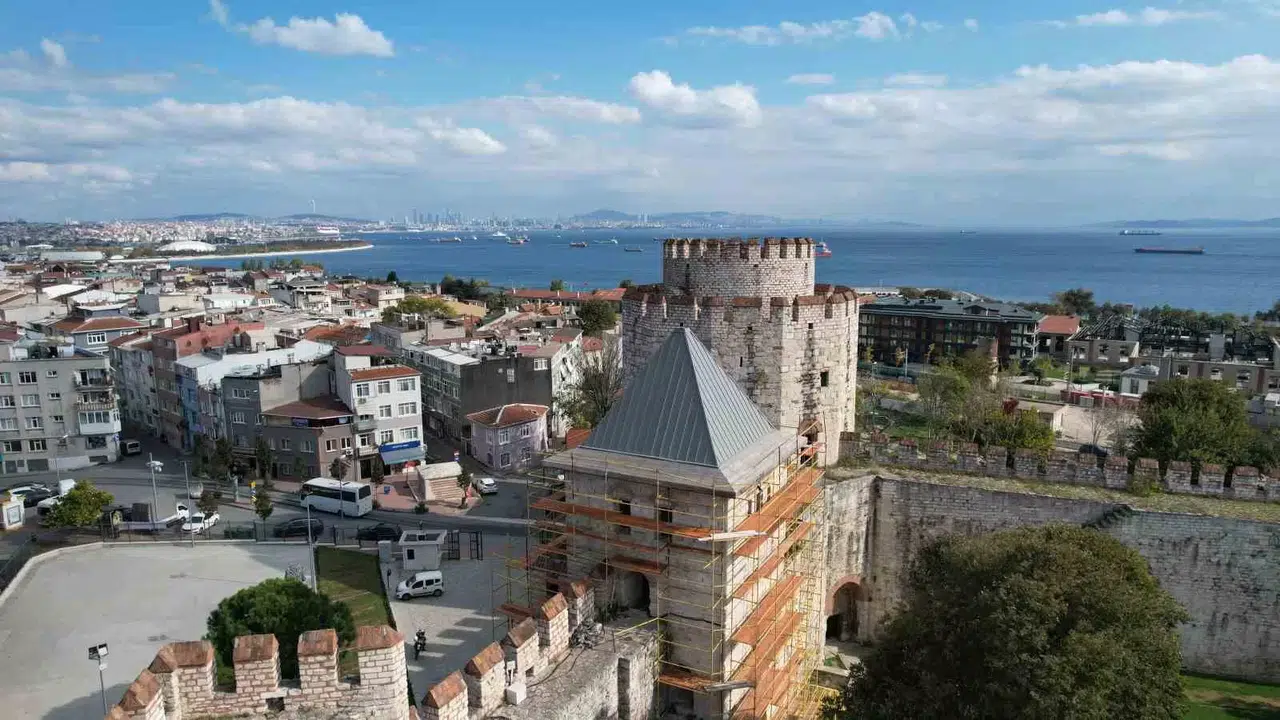İstanbul Siluetinin Kaybolan Kesimleri Tamamlanıyor: Tarihi Yedikule Hisarı’nın Birinci Külahı Takıldı