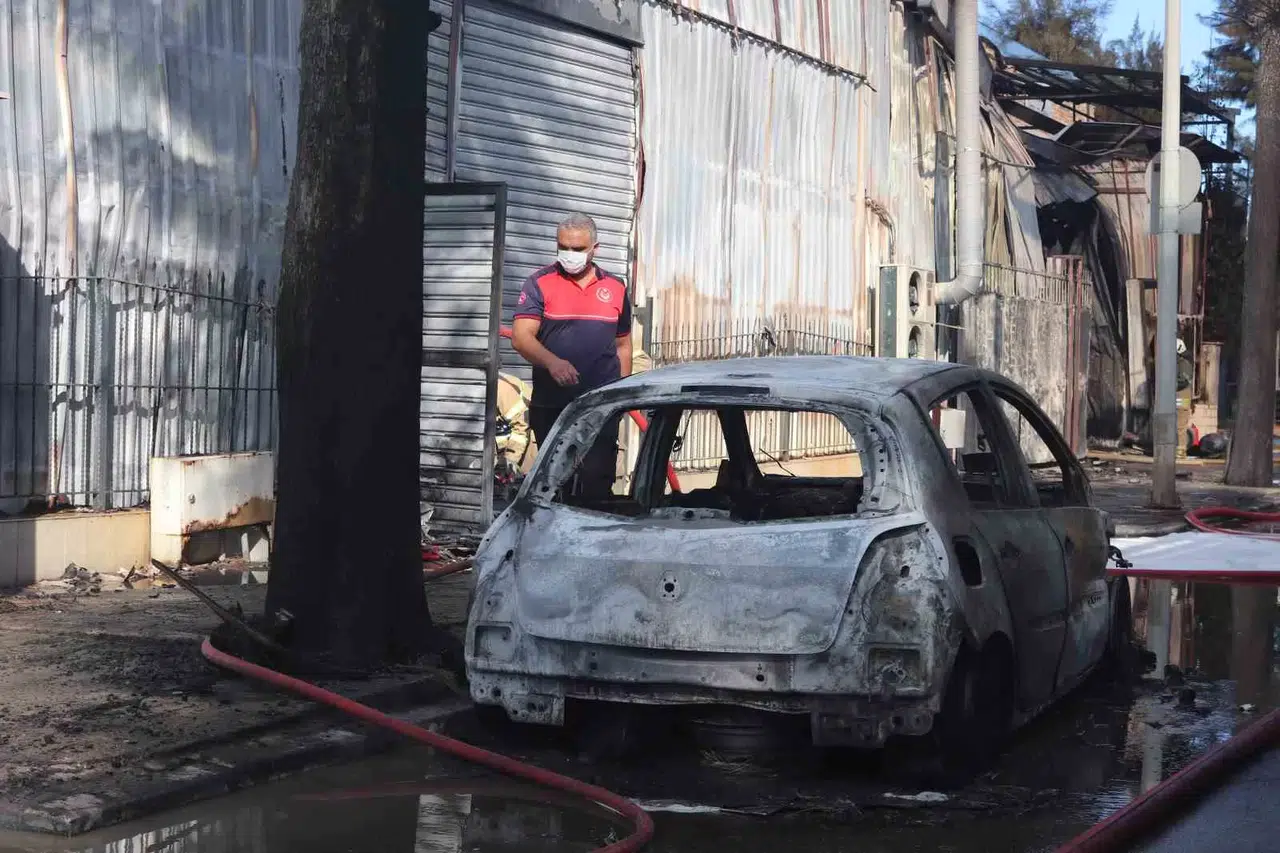 İzmir’de Kimya Fabrikasında Yangın ve Patlamalar: 2 Yaralı