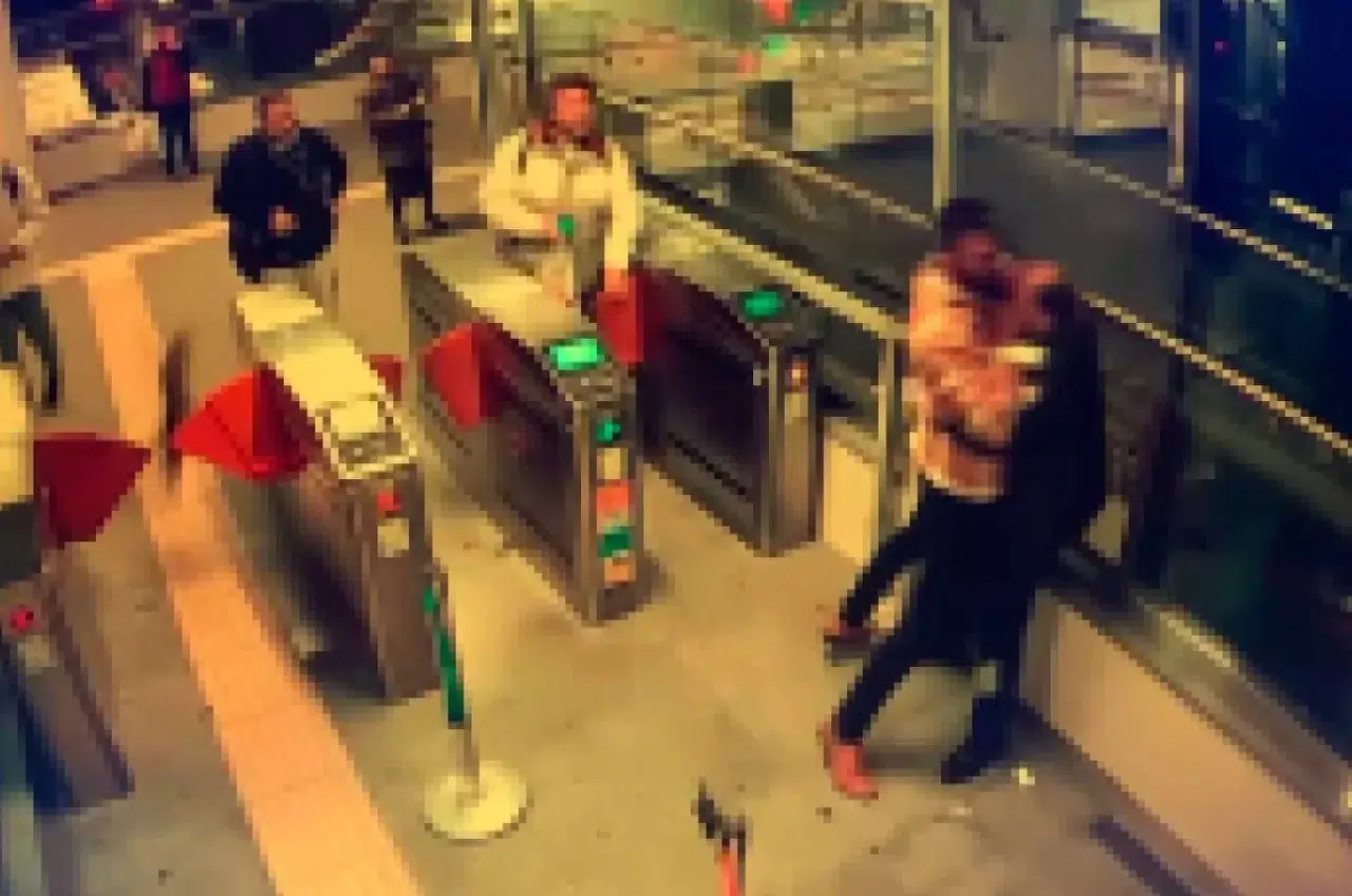 Kadıköy Marmaray’da Güvenlik Vazifelisi Tartıştığı Yolcuyu Vurdu, O Anlar Kamerada