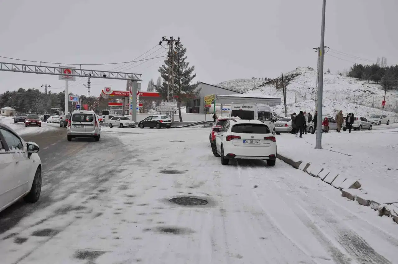 Kars’ta Yollar Buz Pistine Döndü