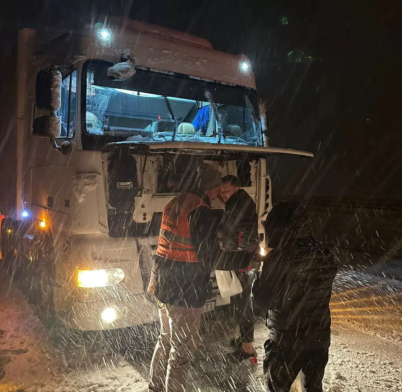 Kış Lastiği Olmayanlar Yolda Kaldı, Gruplar Şoförlerin Yardımına Yetişti
