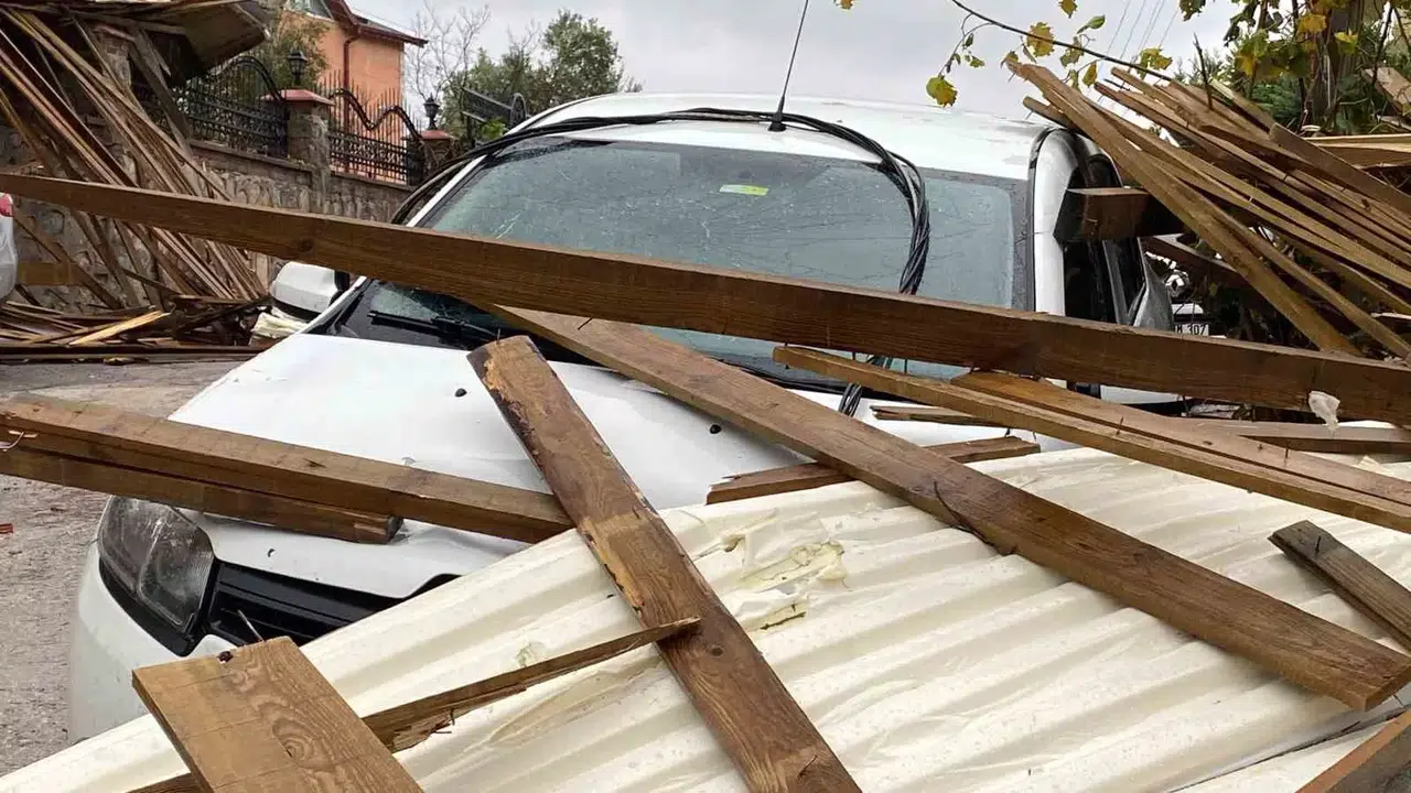 Kocaeli’de Çatı Uçtu, 6 Araba Hasar Gördü