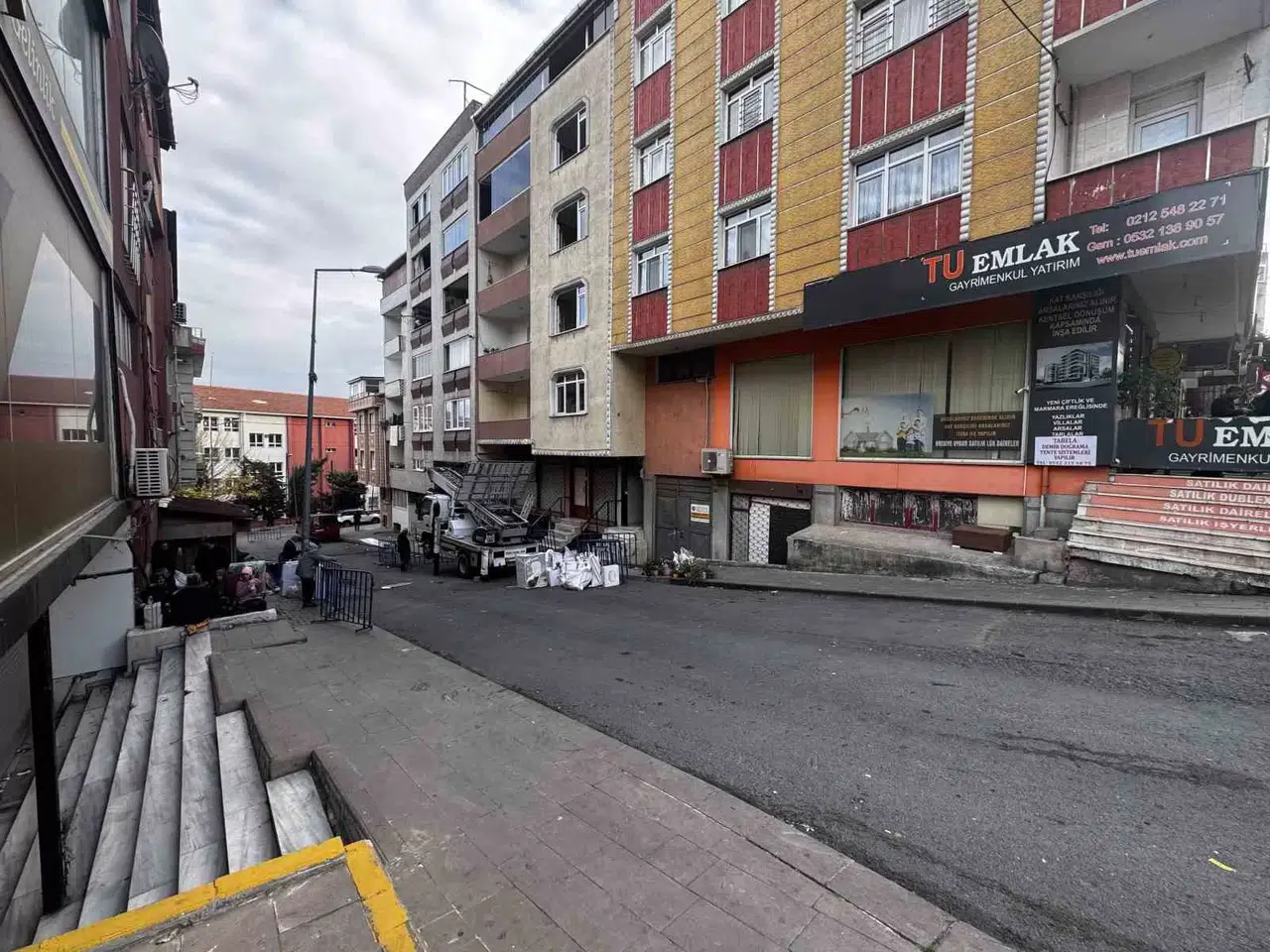 Küçükçekmece’de Kolonları Patlayan 5 Katlı Bina Tahliye Ediliyor