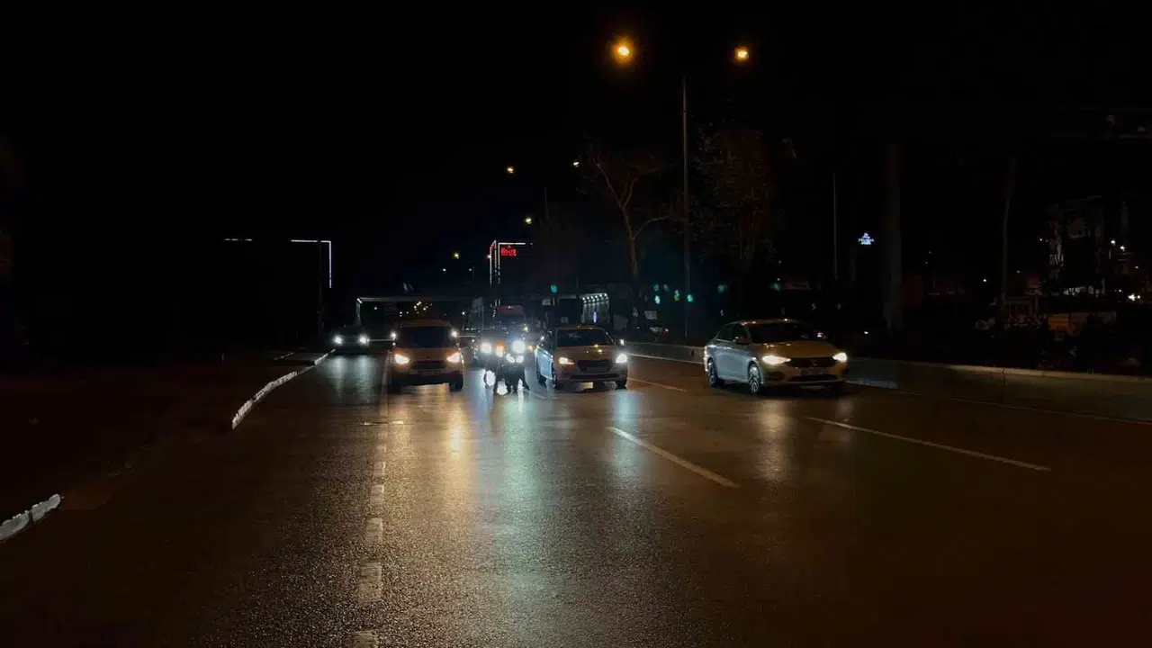 Lodosta İlerlemekte Zahmet Çeken Motosikletlilerin İmdadına Araba Şoförleri Yetişti